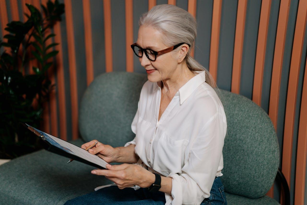 Mujer leyendo un cv