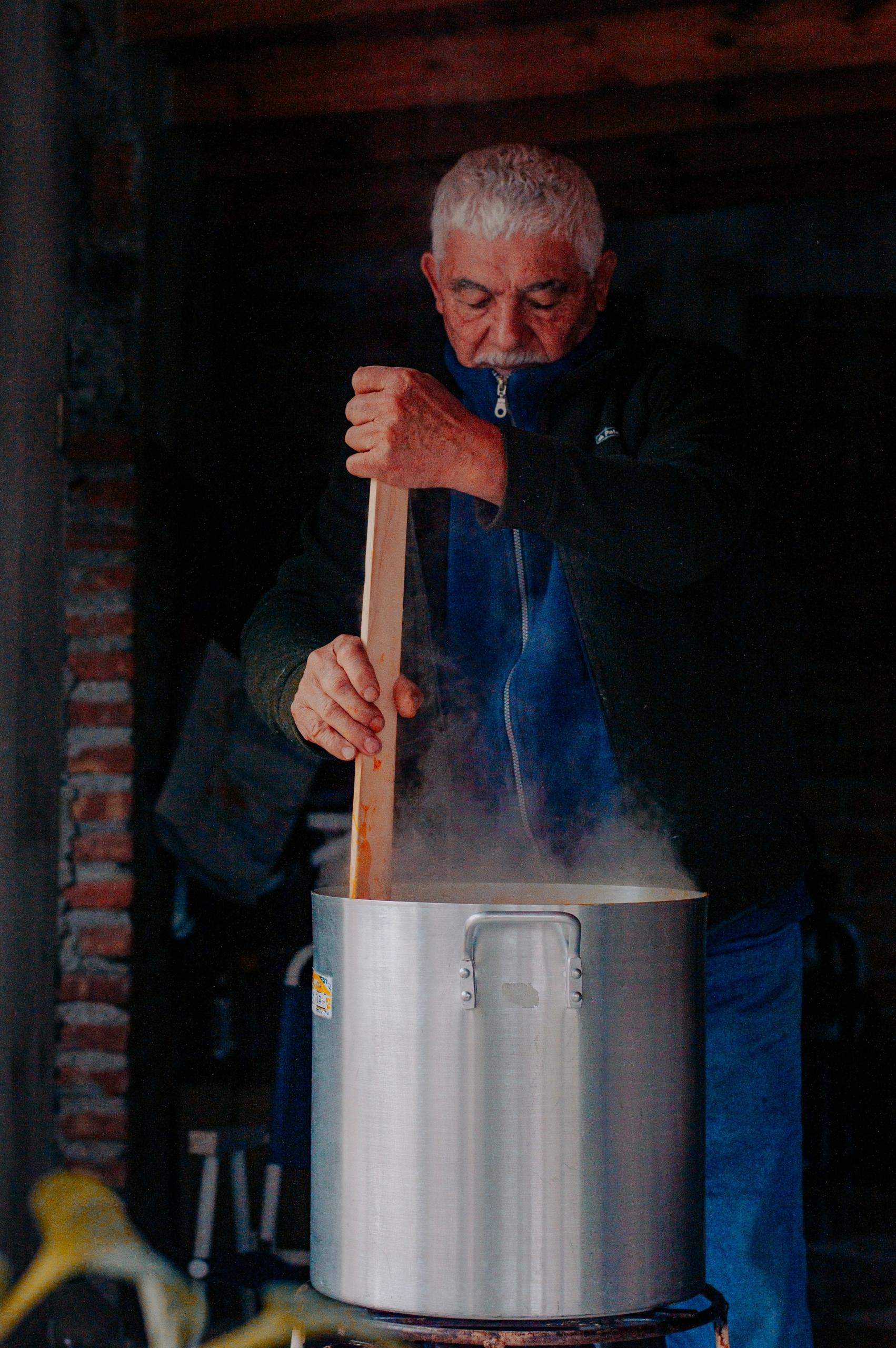 Hombre cocinando un locro