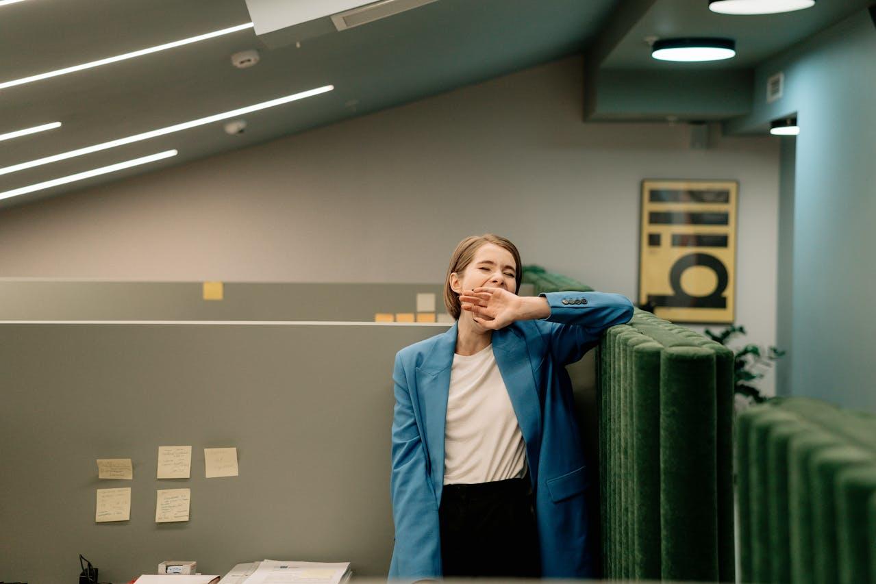 Mujer cansada en la oficina