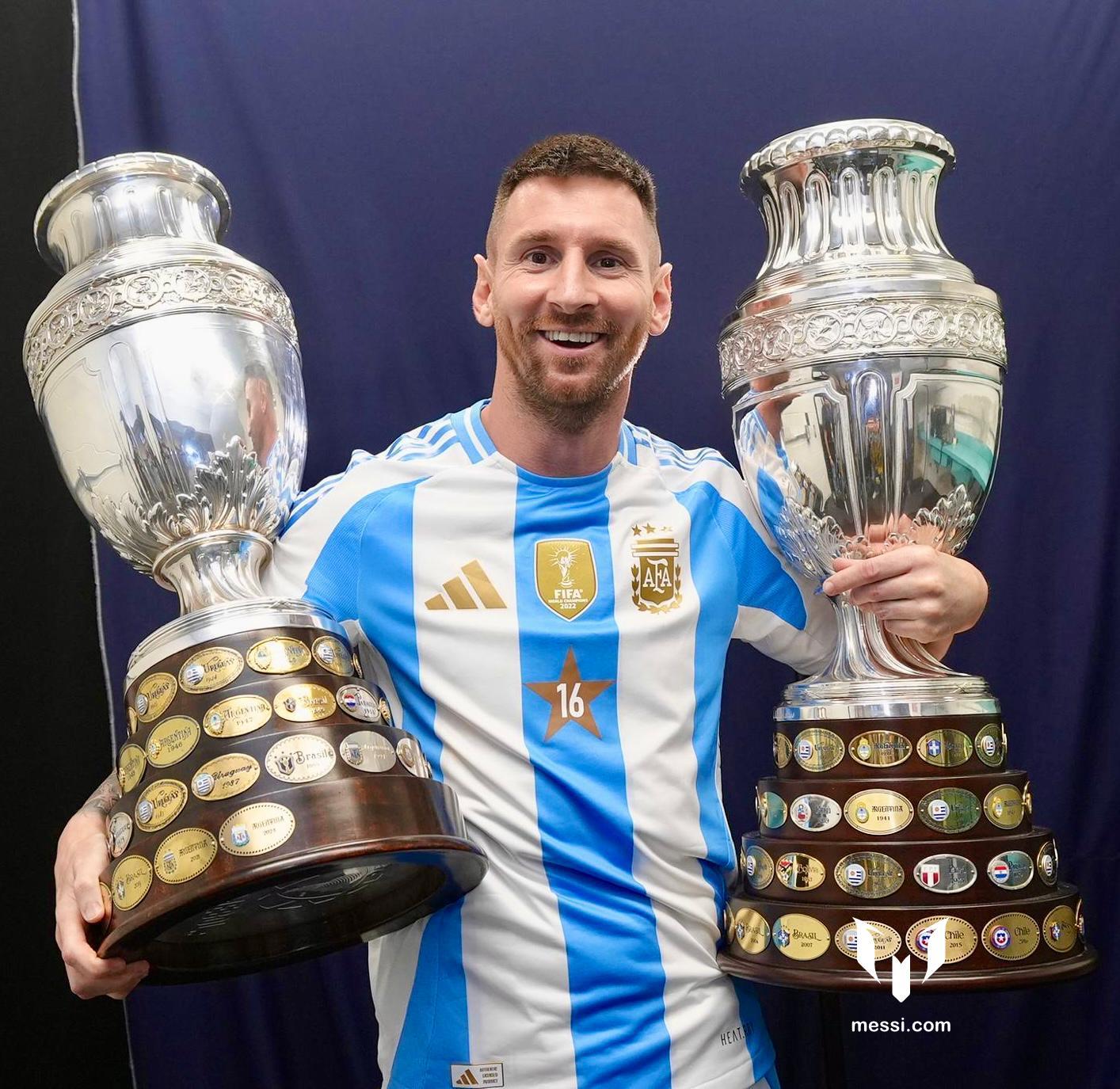 Hombre sonriente con trofeos de plata