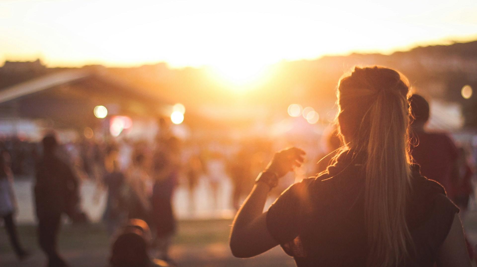 Persona en un festival