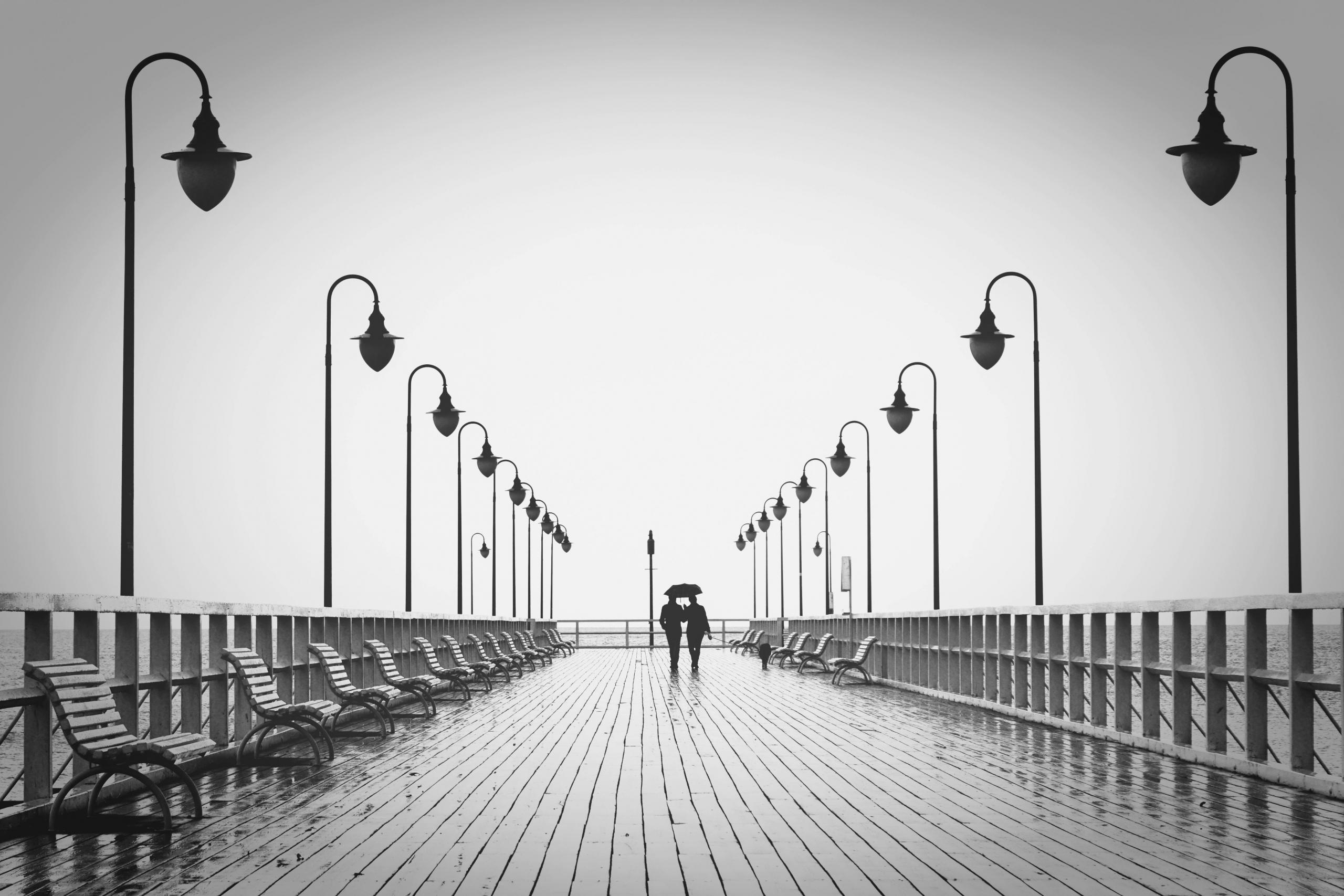 Pareja en un muelle caminando