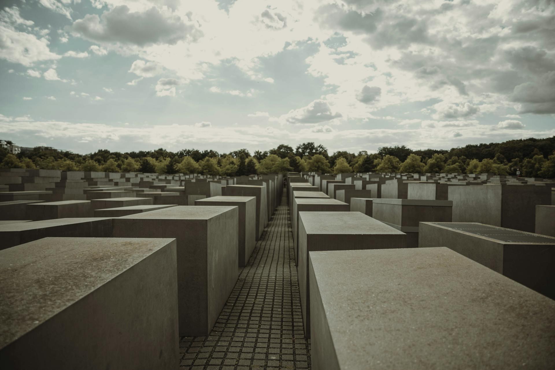 Bloques de concreto sobre el suelo.