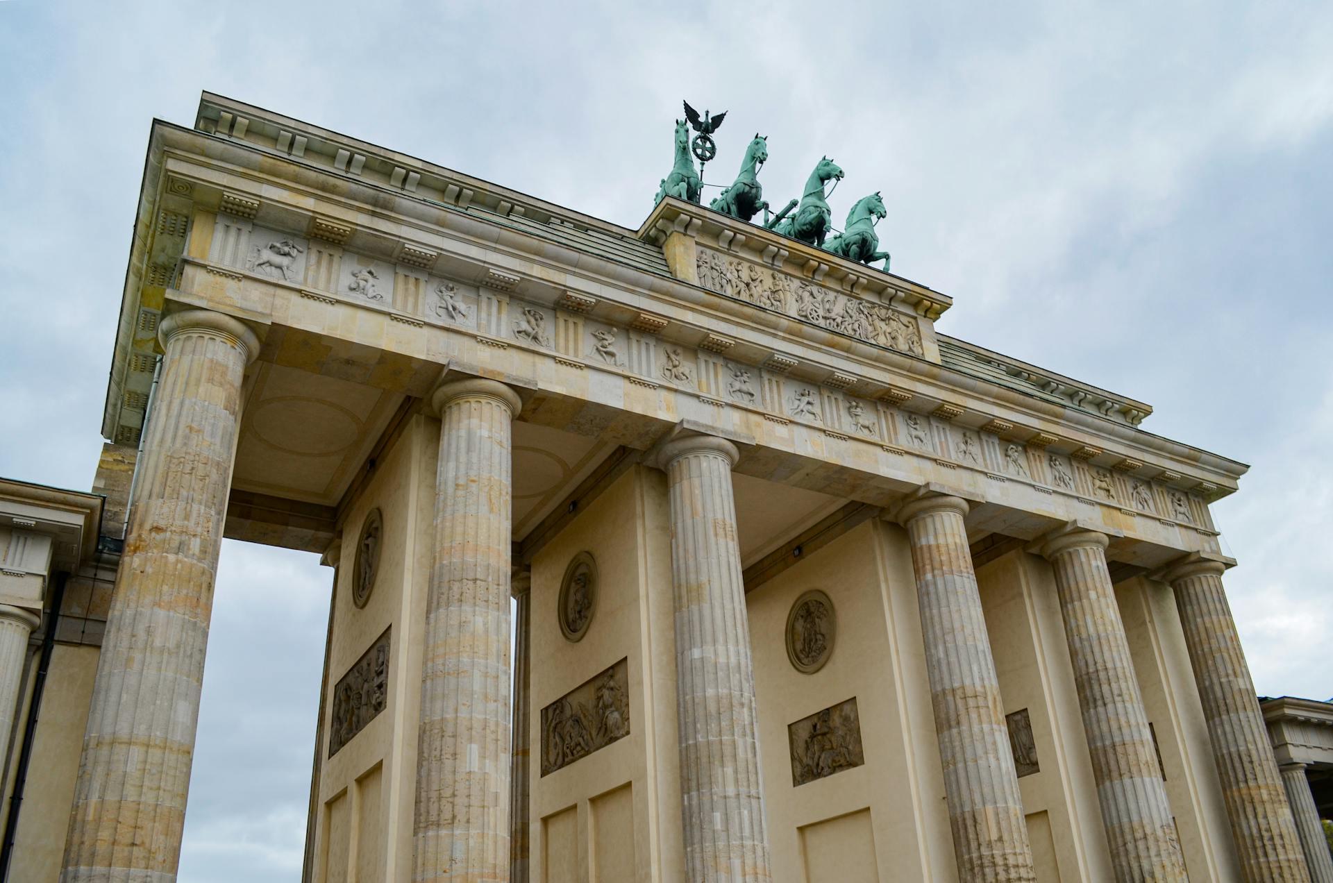Monumento con Columnas y caballos.