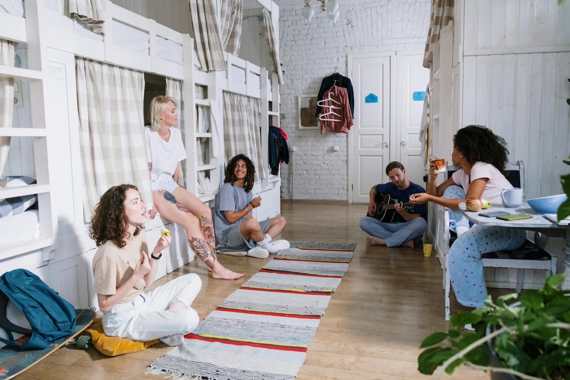 Personas hablando en la habitación.
