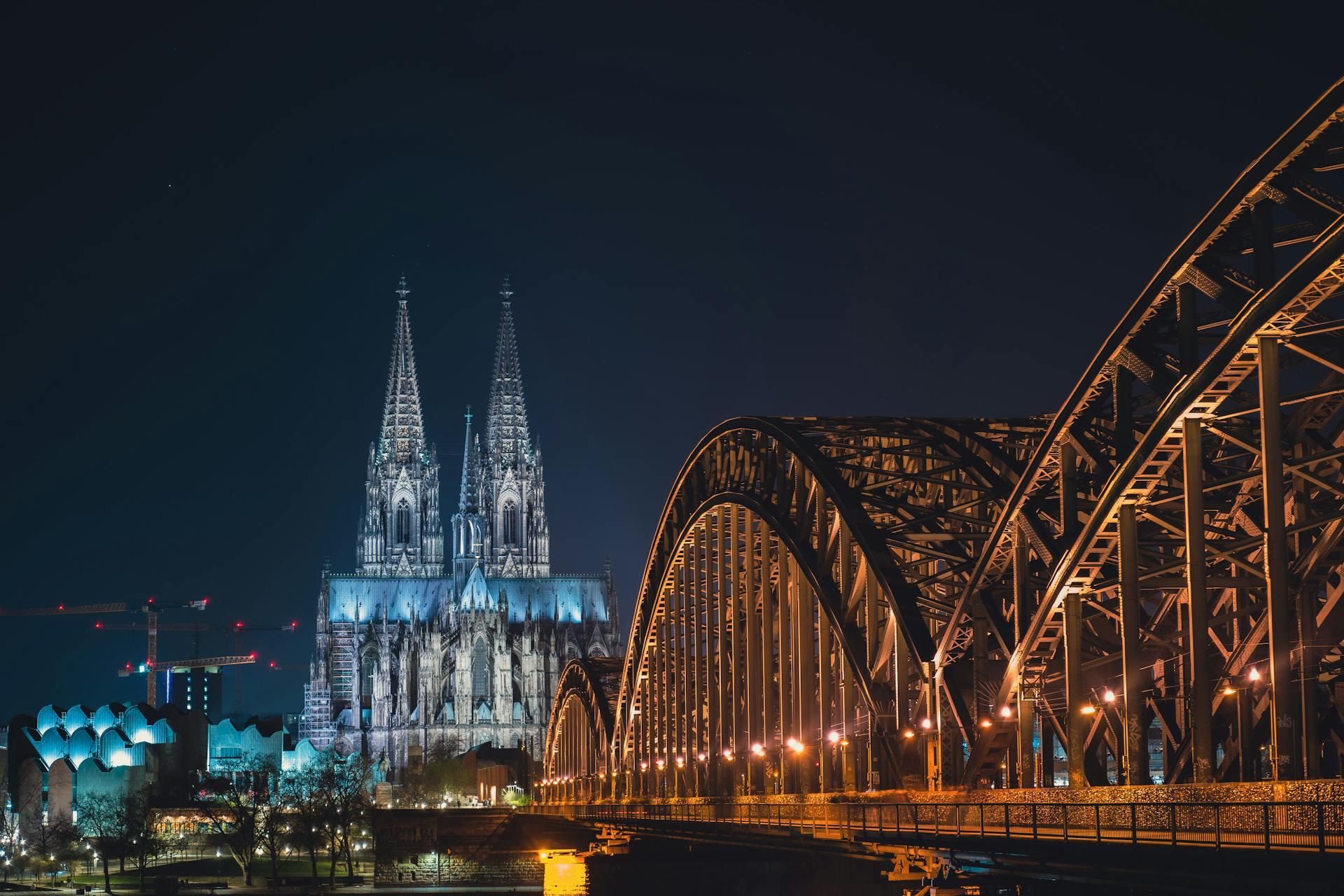 Catedral y puente iluminados.