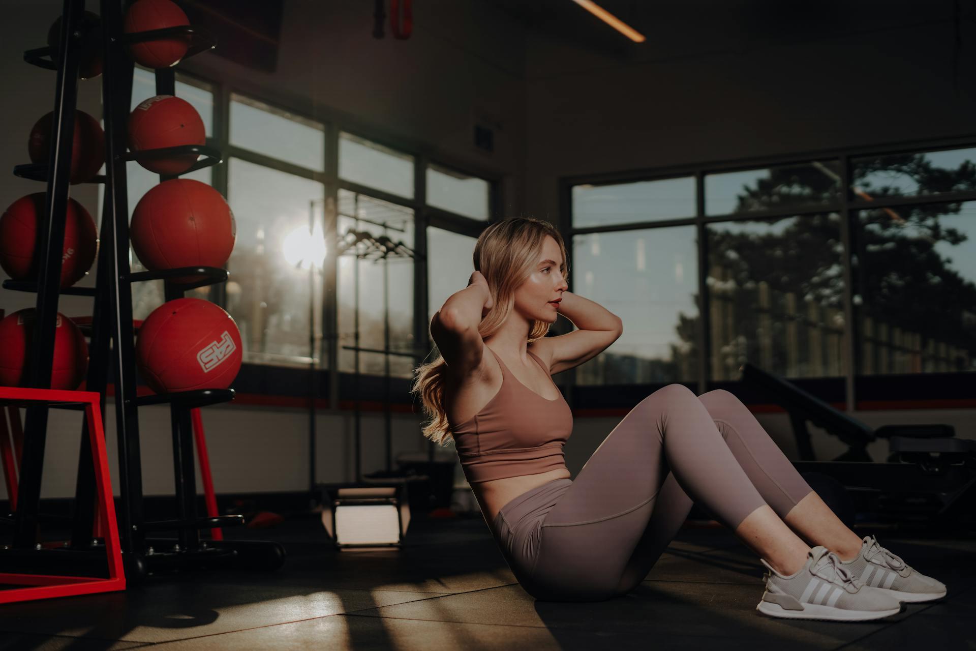 Mujer haciendo abdominales.