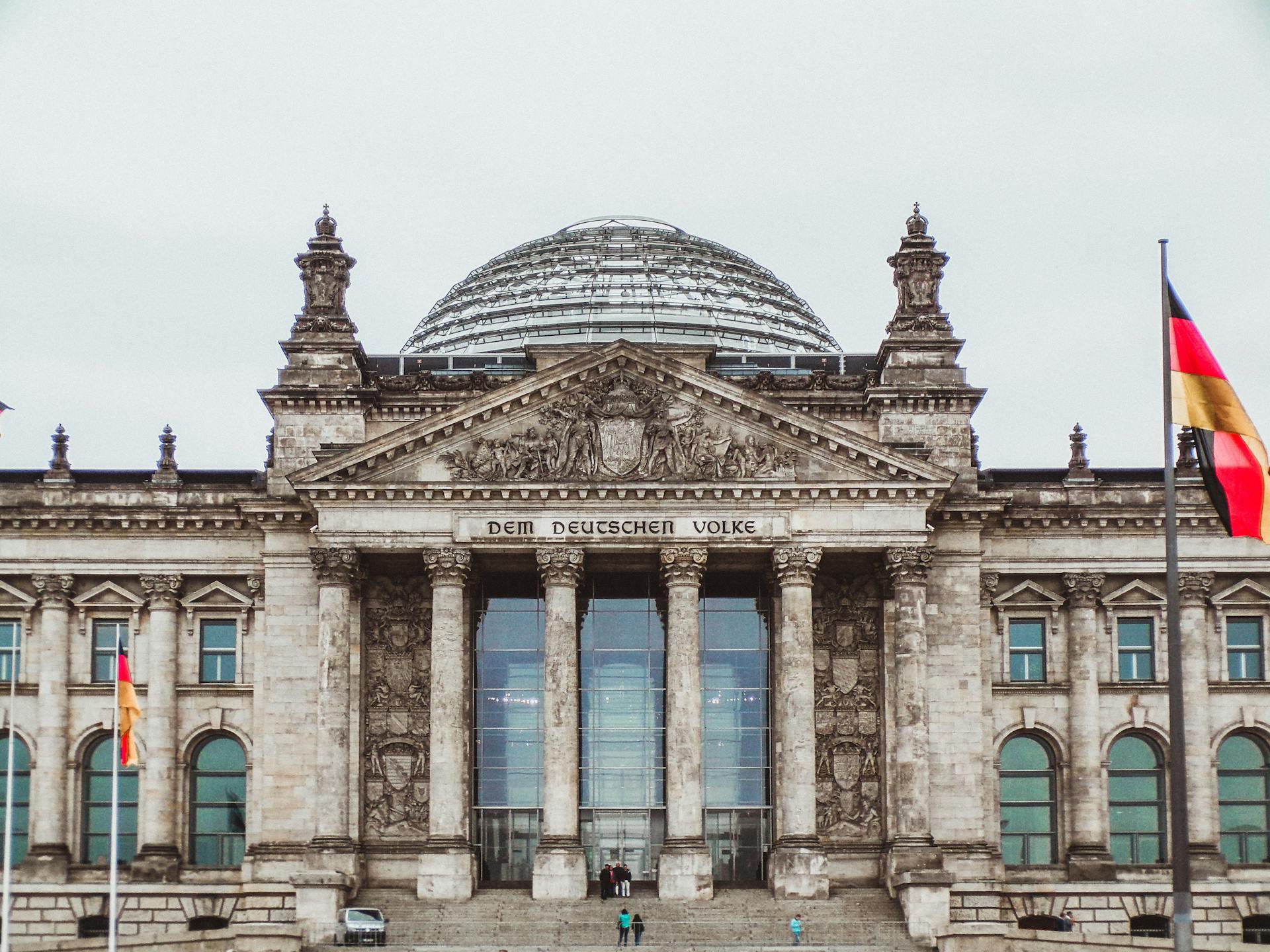 Edificio con columnas y cúpula de cristal.
