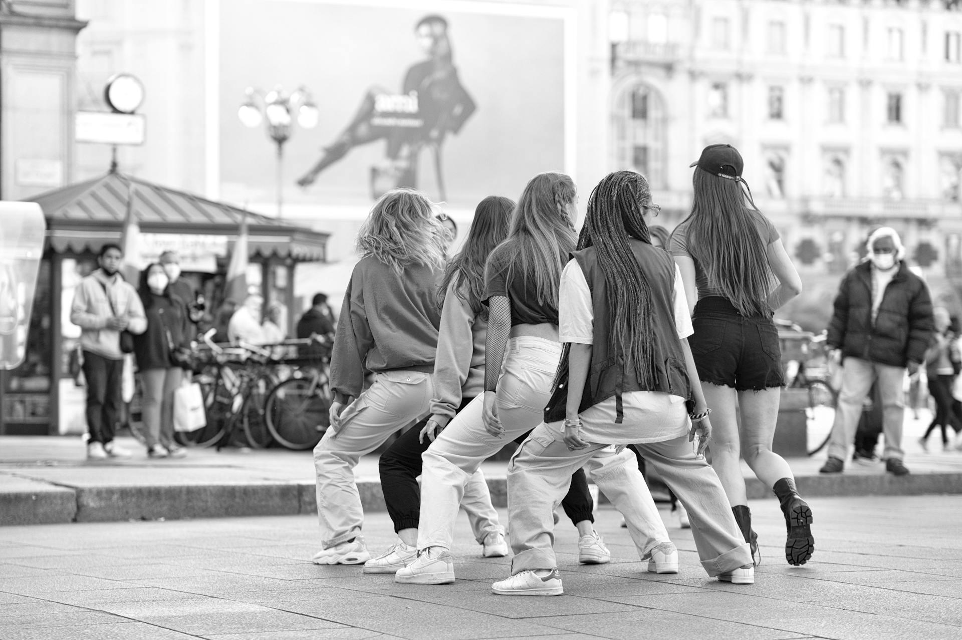 personas bailando en la calle