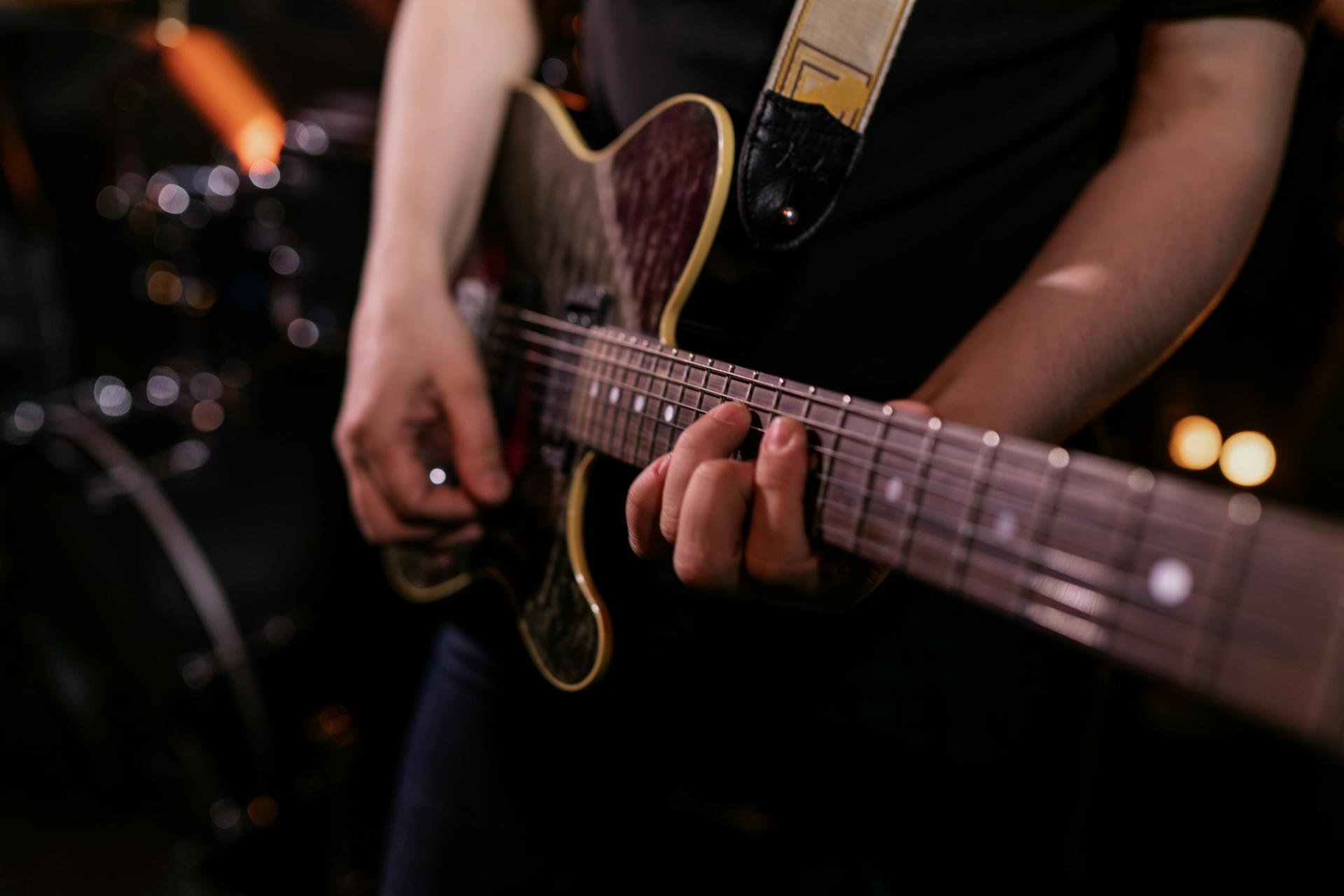 Persona tocando la guitarra eléctrica.