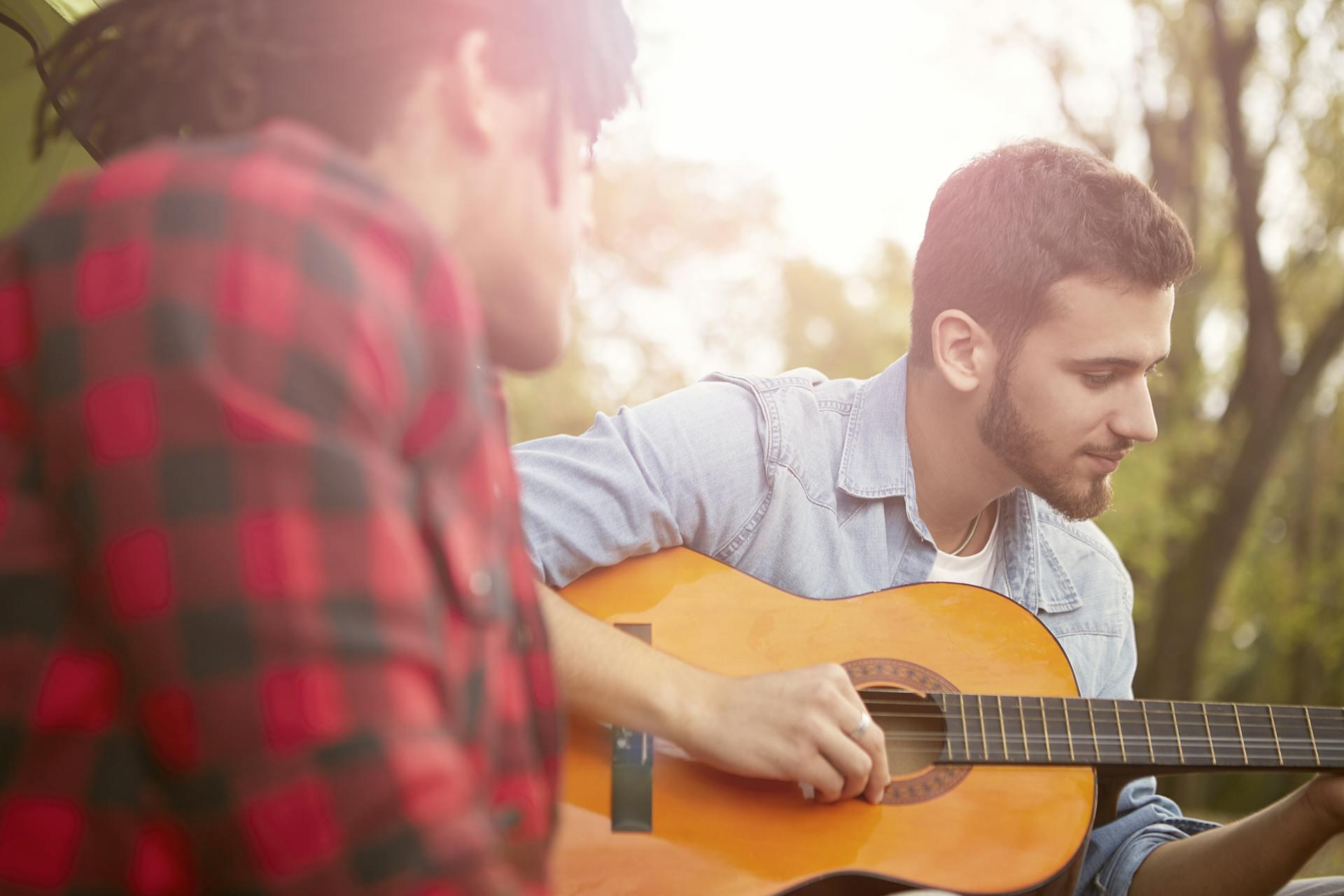 Dos hombres tocando la guitarra.