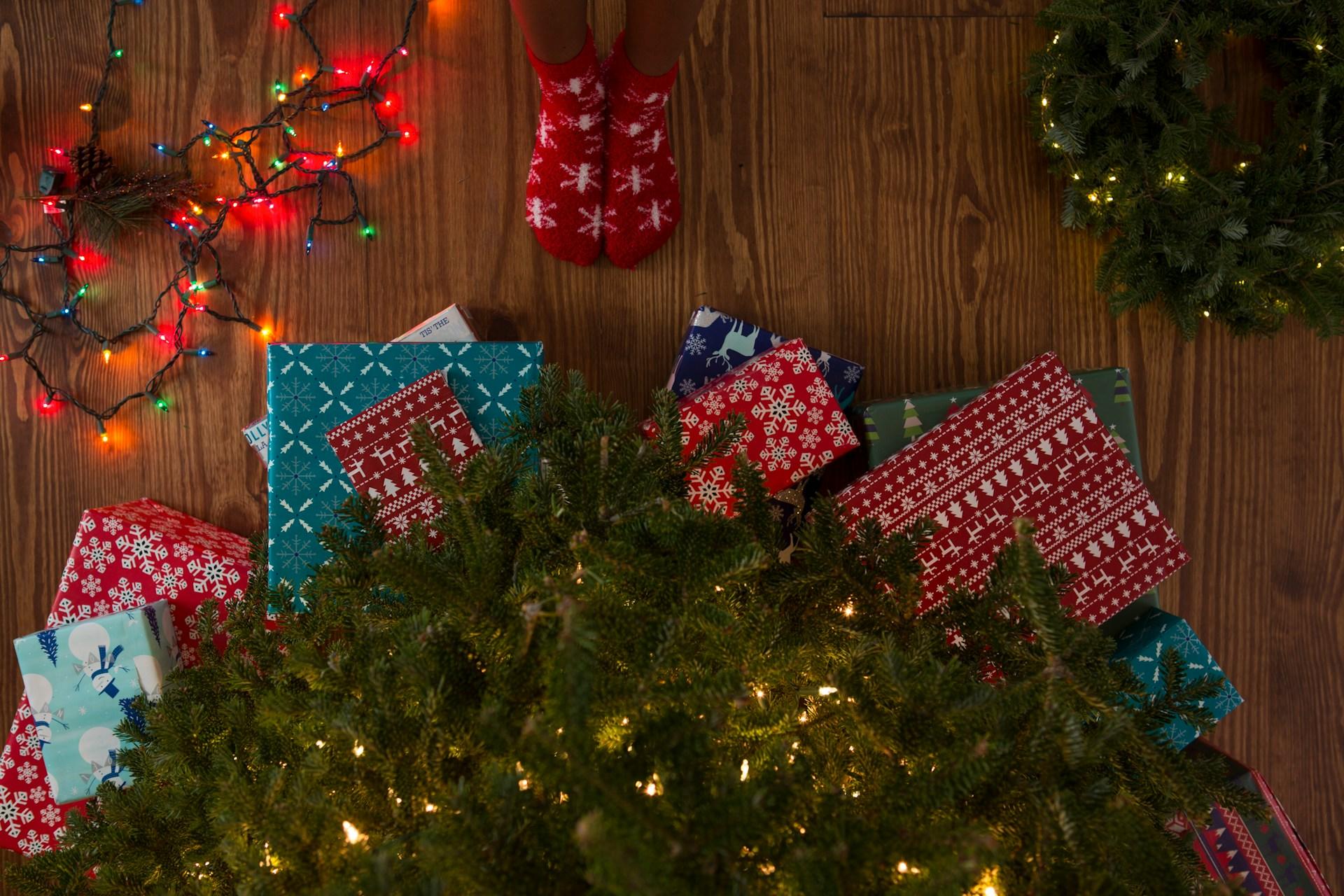 Árbol de navidad, regalos y luces.