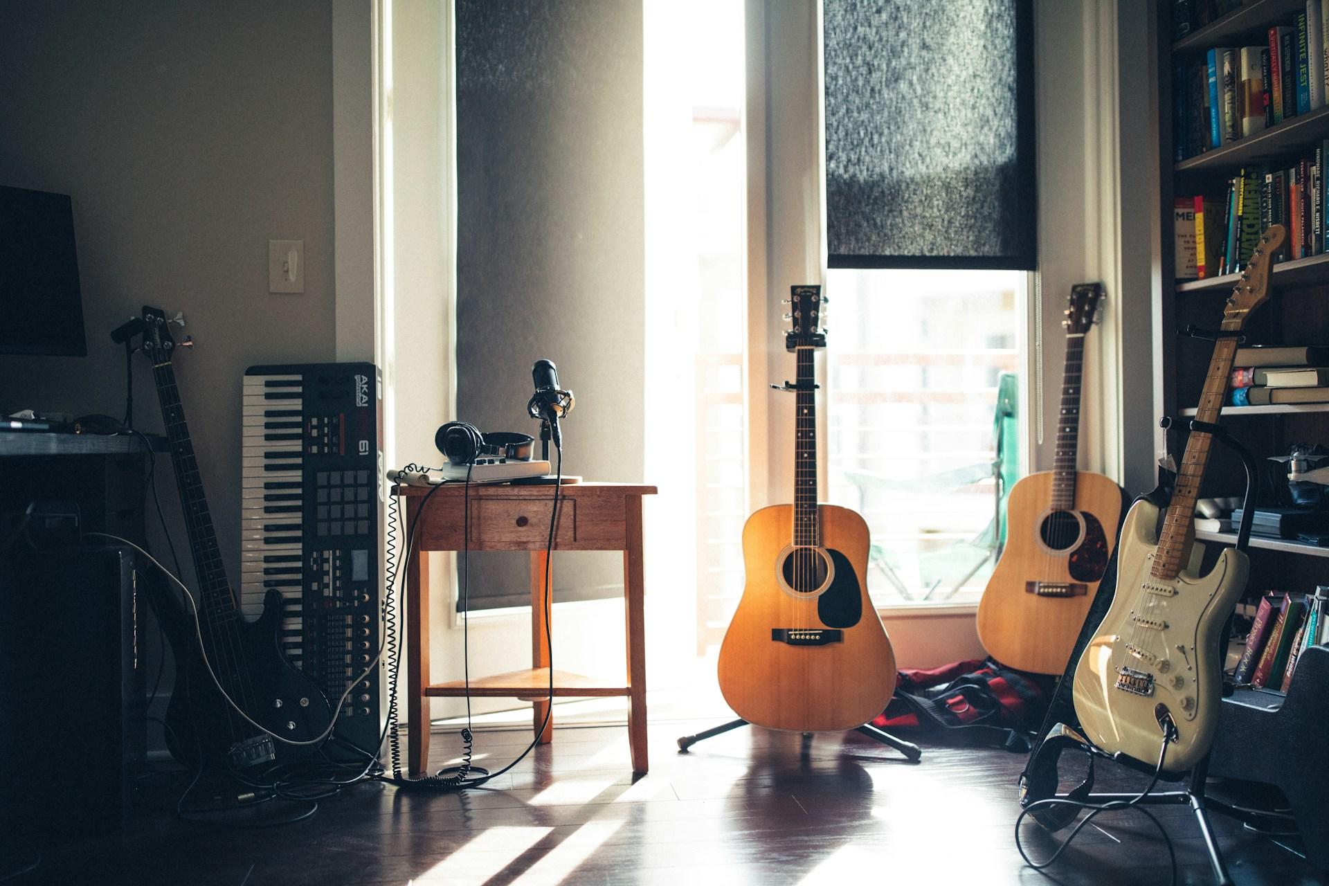 Guitarras, micrófonos y otros instrumentos en la habitación.