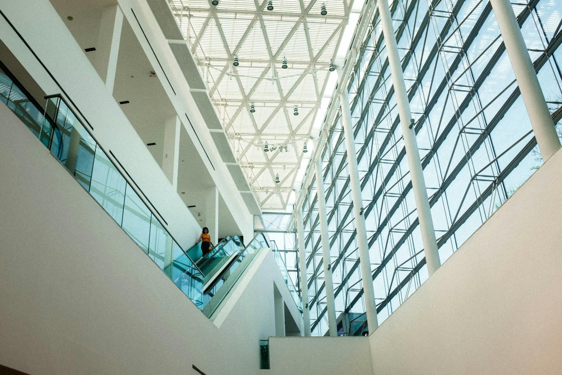 Edificio moderno con pared de vidrio.