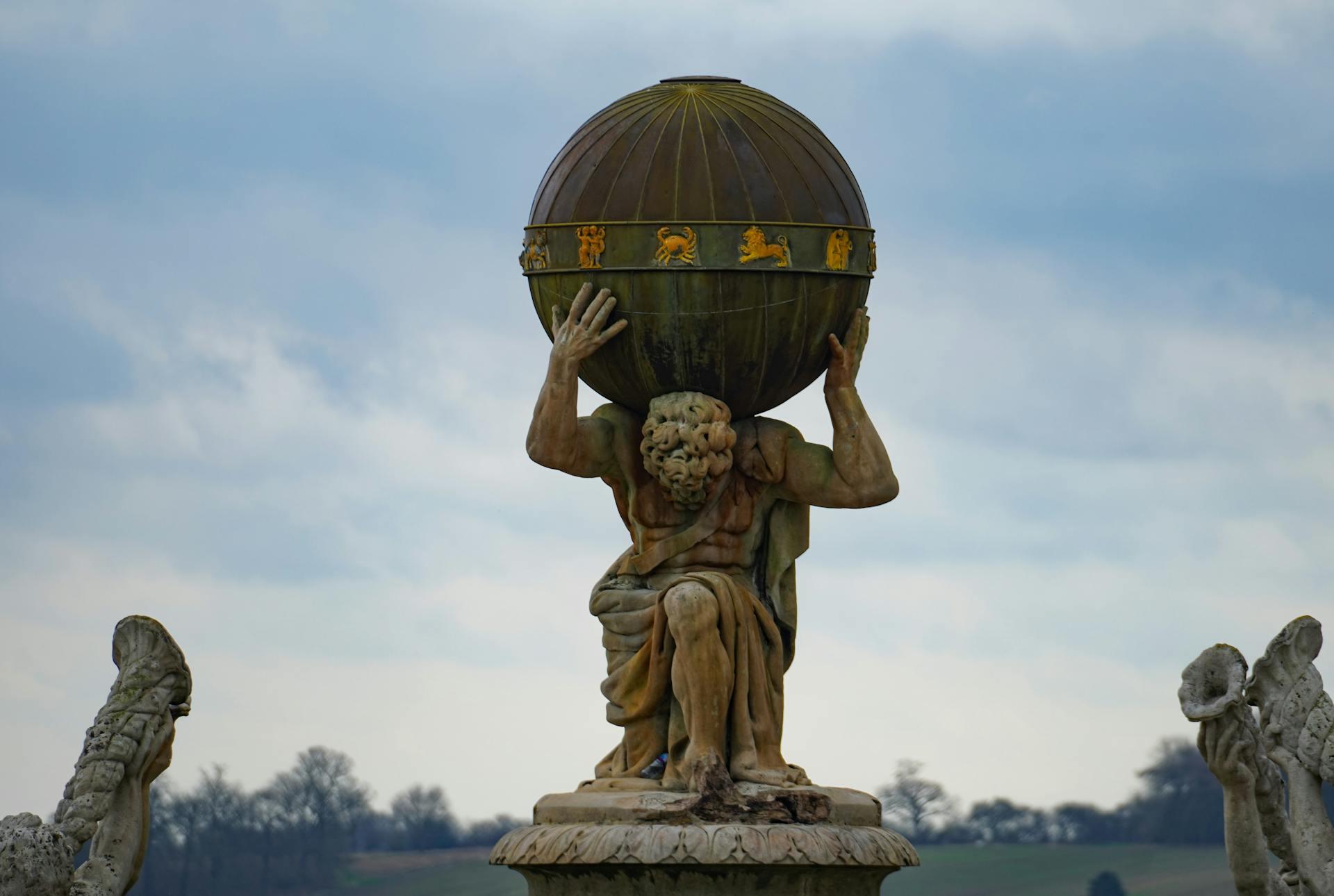Escultura del dios Atlas cagando el mundo sobre su espalda.