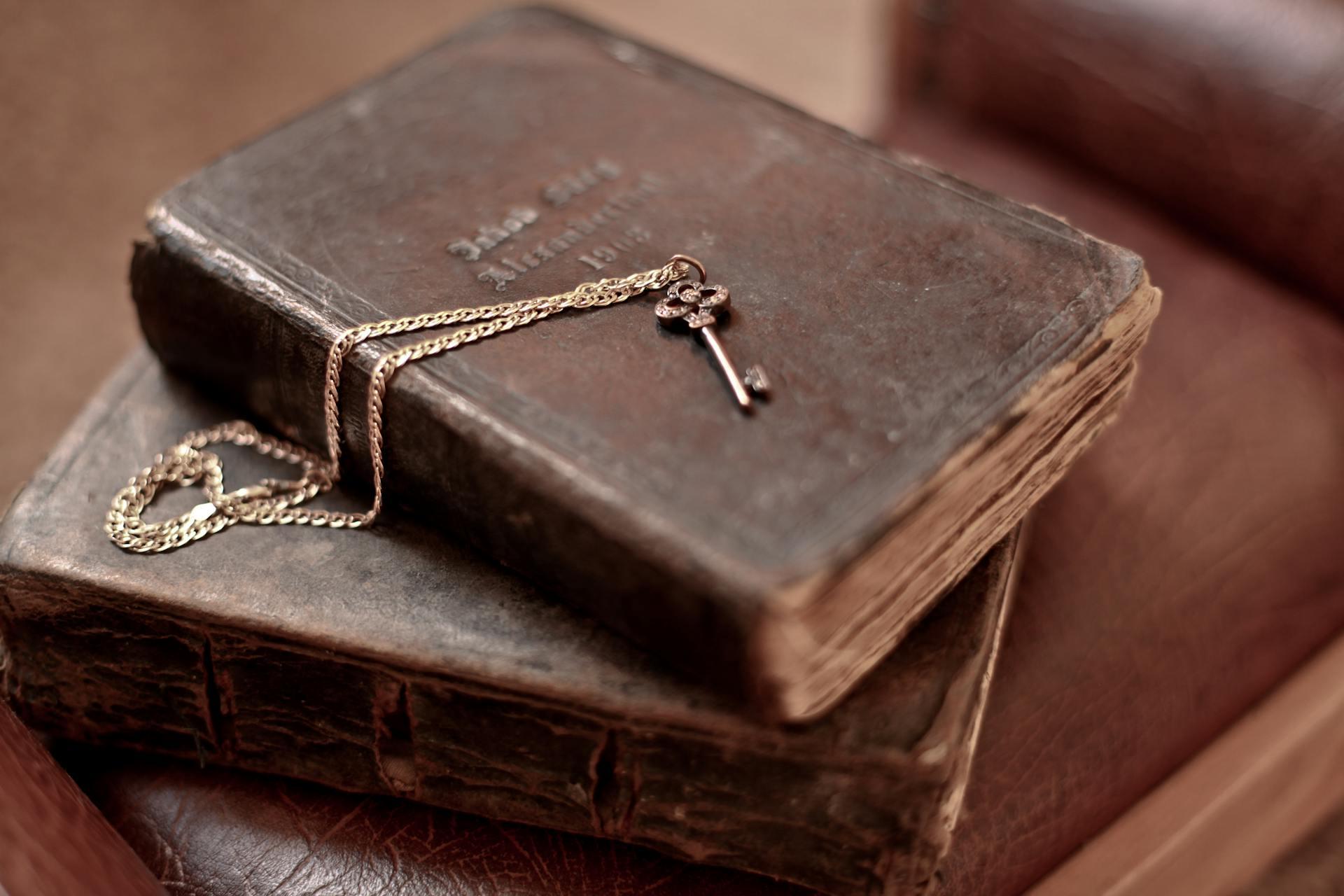 Una llave apoyada sobre dos libros antiguos.