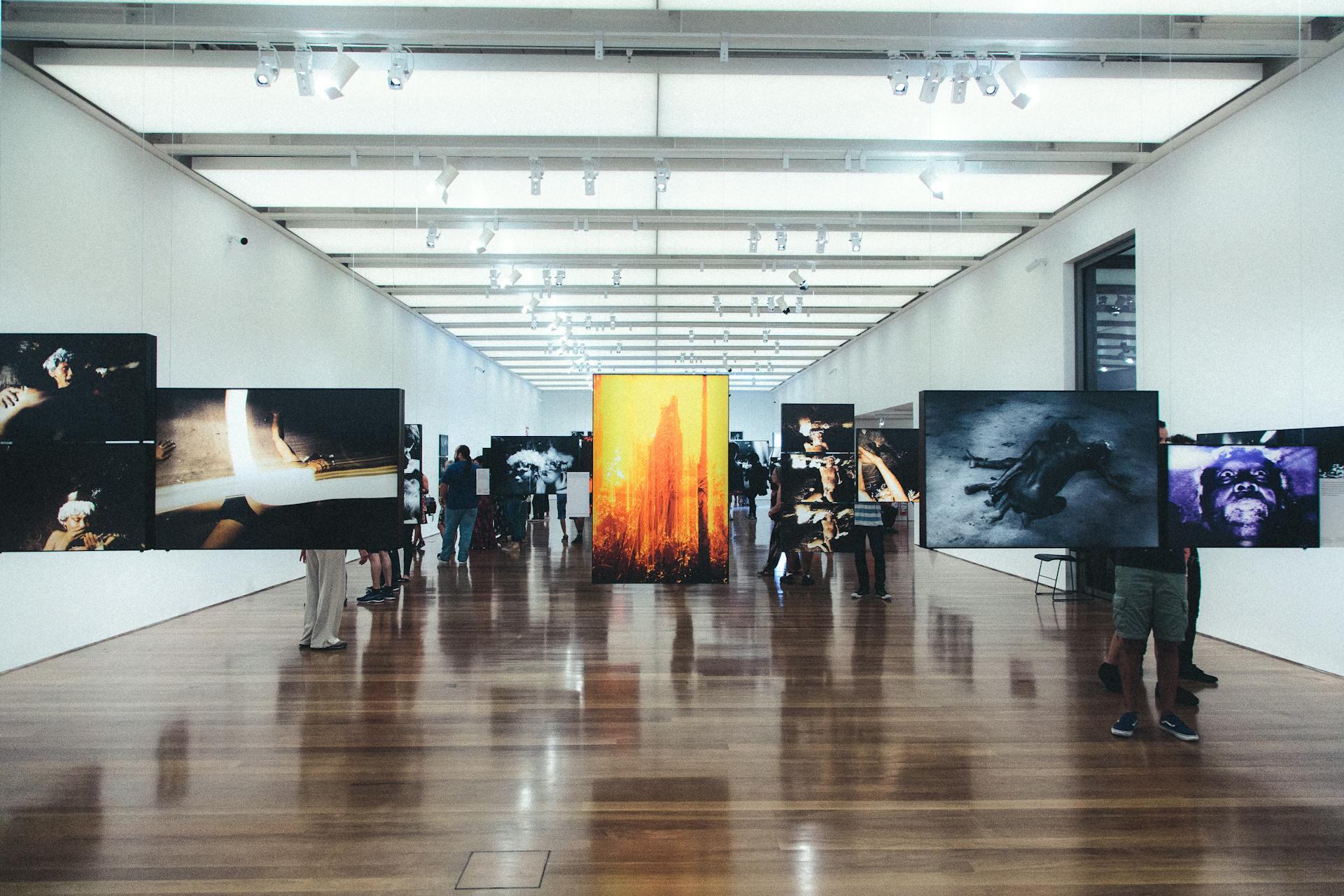 Pinturas colgando en la sala de un museo.