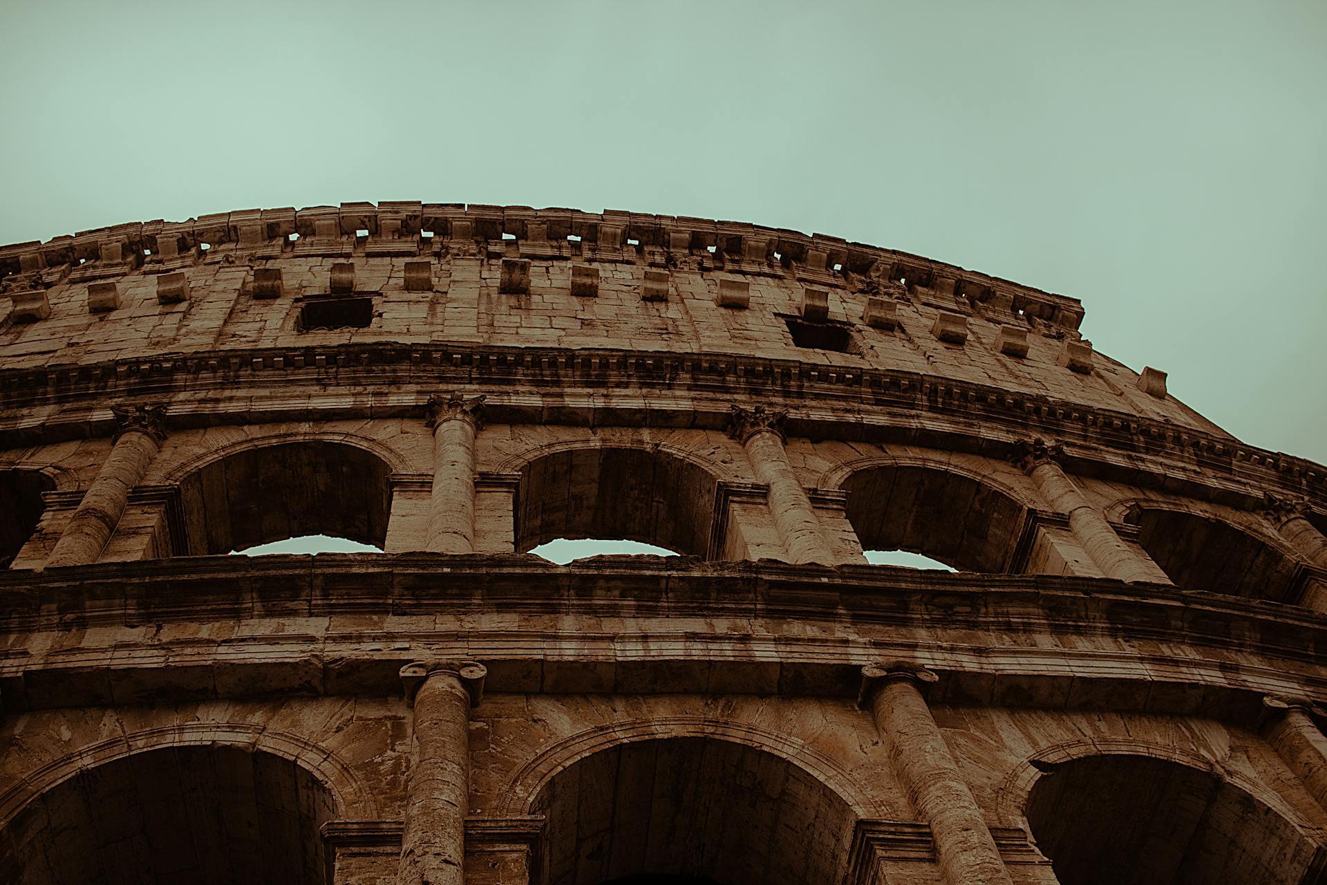 Estructura de piedras con arcadas (Coliseo Romano)