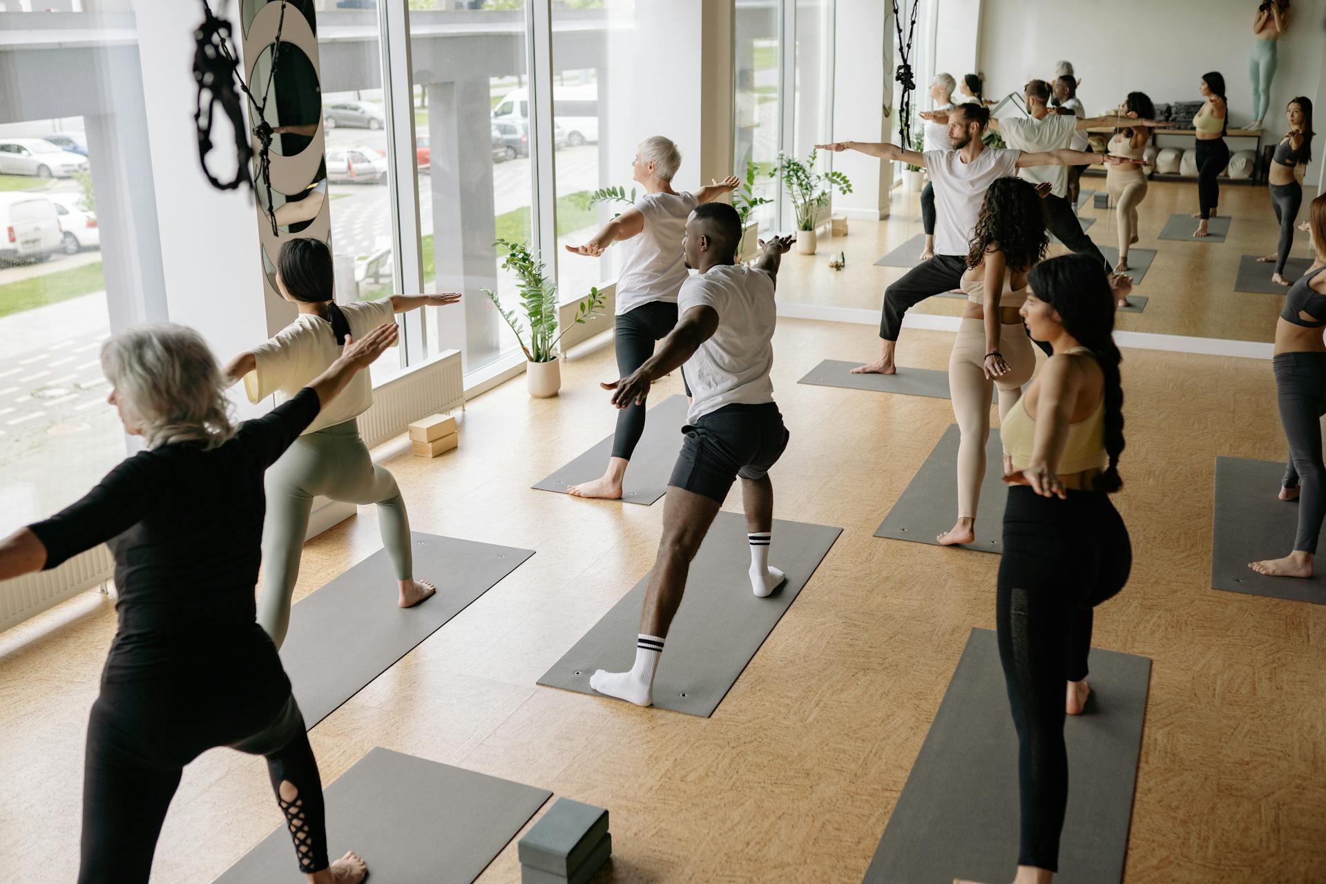 Hombres y mujeres en la clase de yoga.