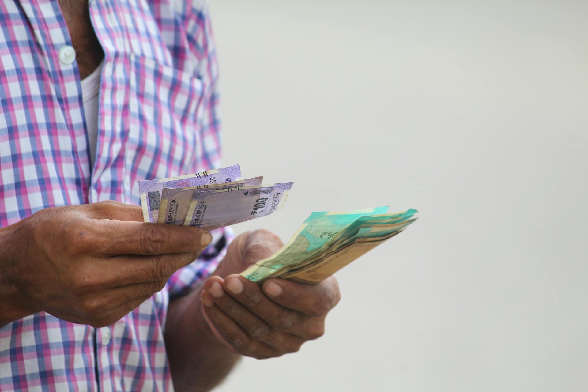 Persona con billetes en las manos.
