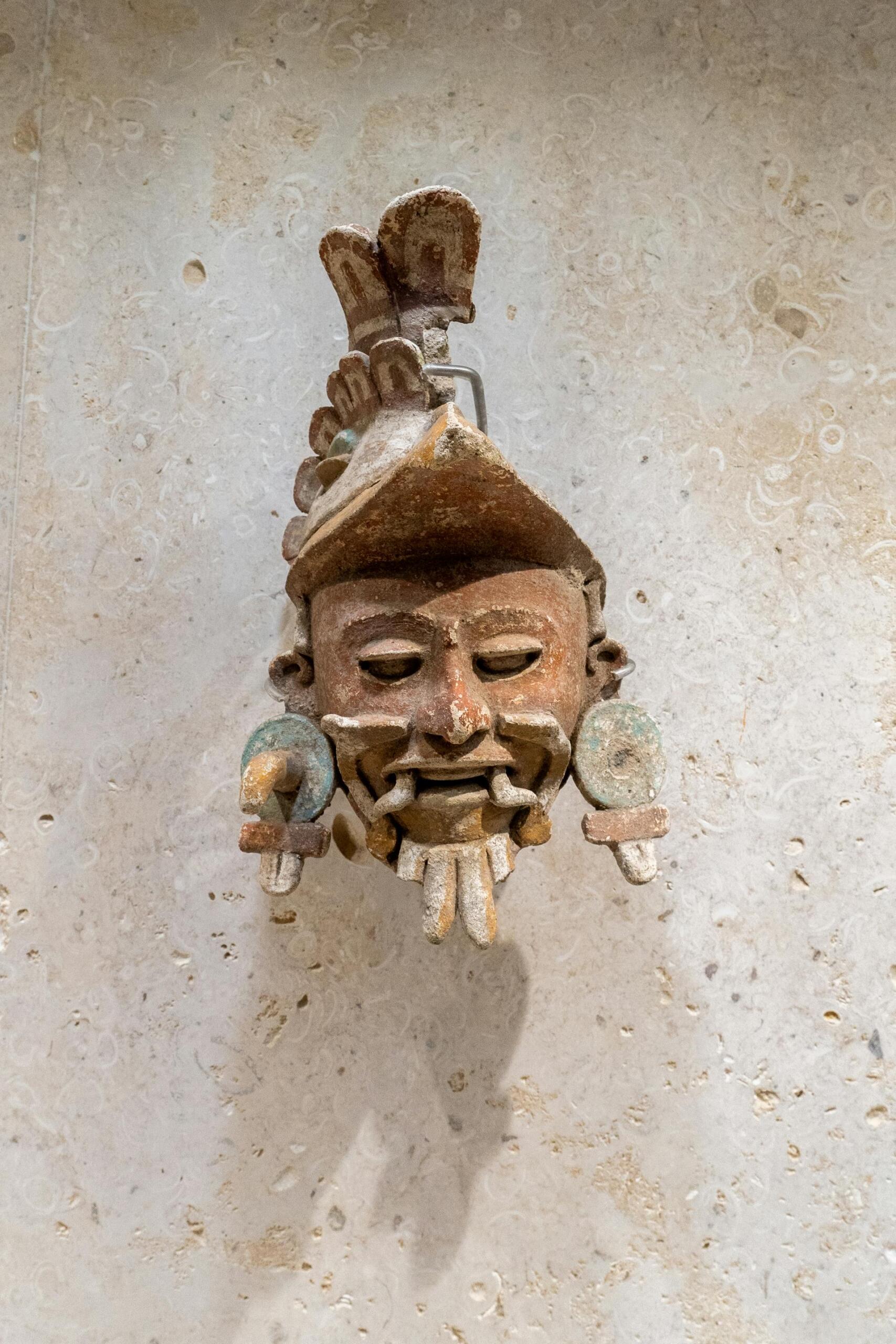 Escultura maya de Una cabeza en la Pared