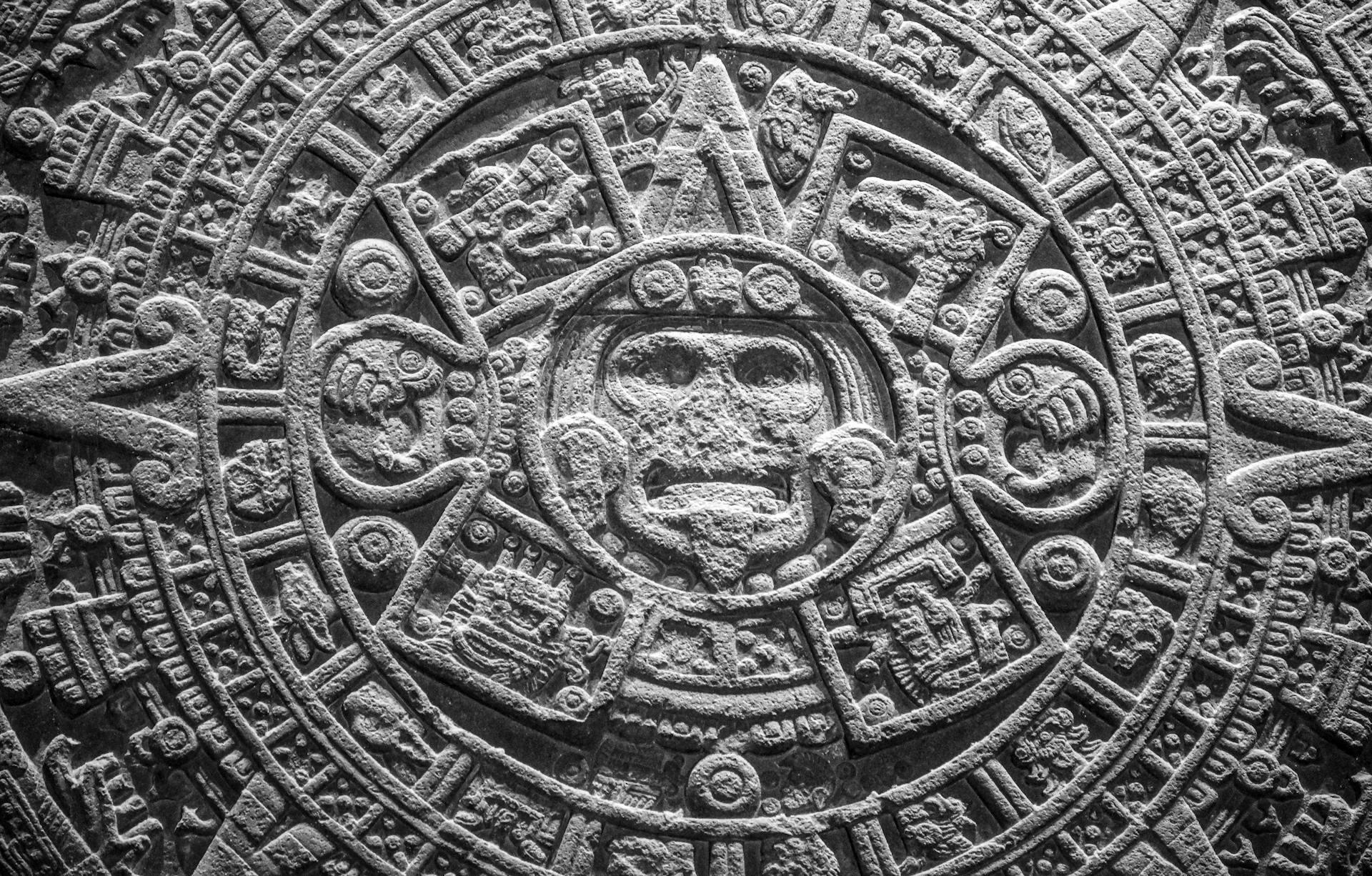 Círculo tallado en piedra con figuras.