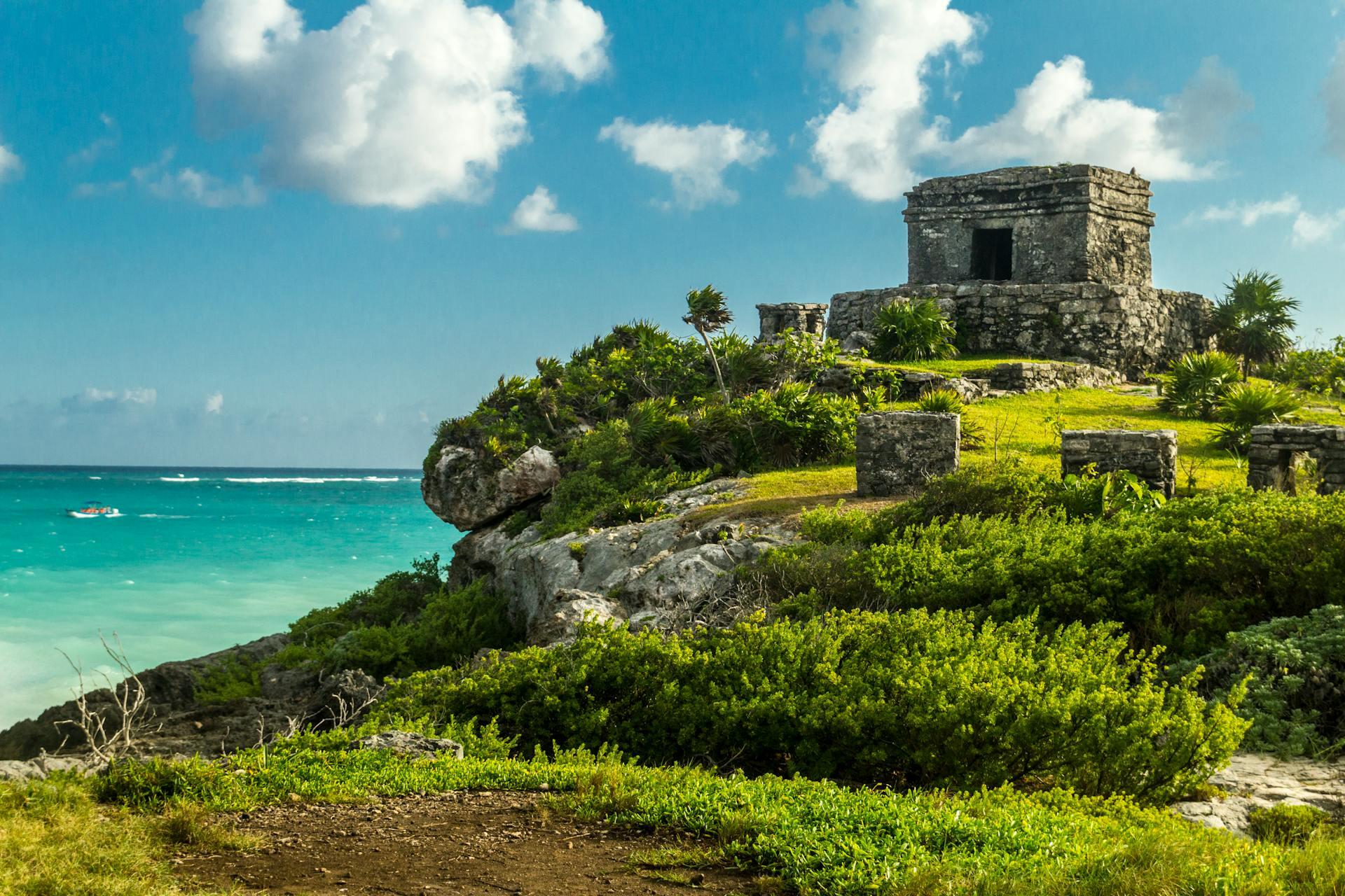Templo de piedra en el acantilado sobre el mar.