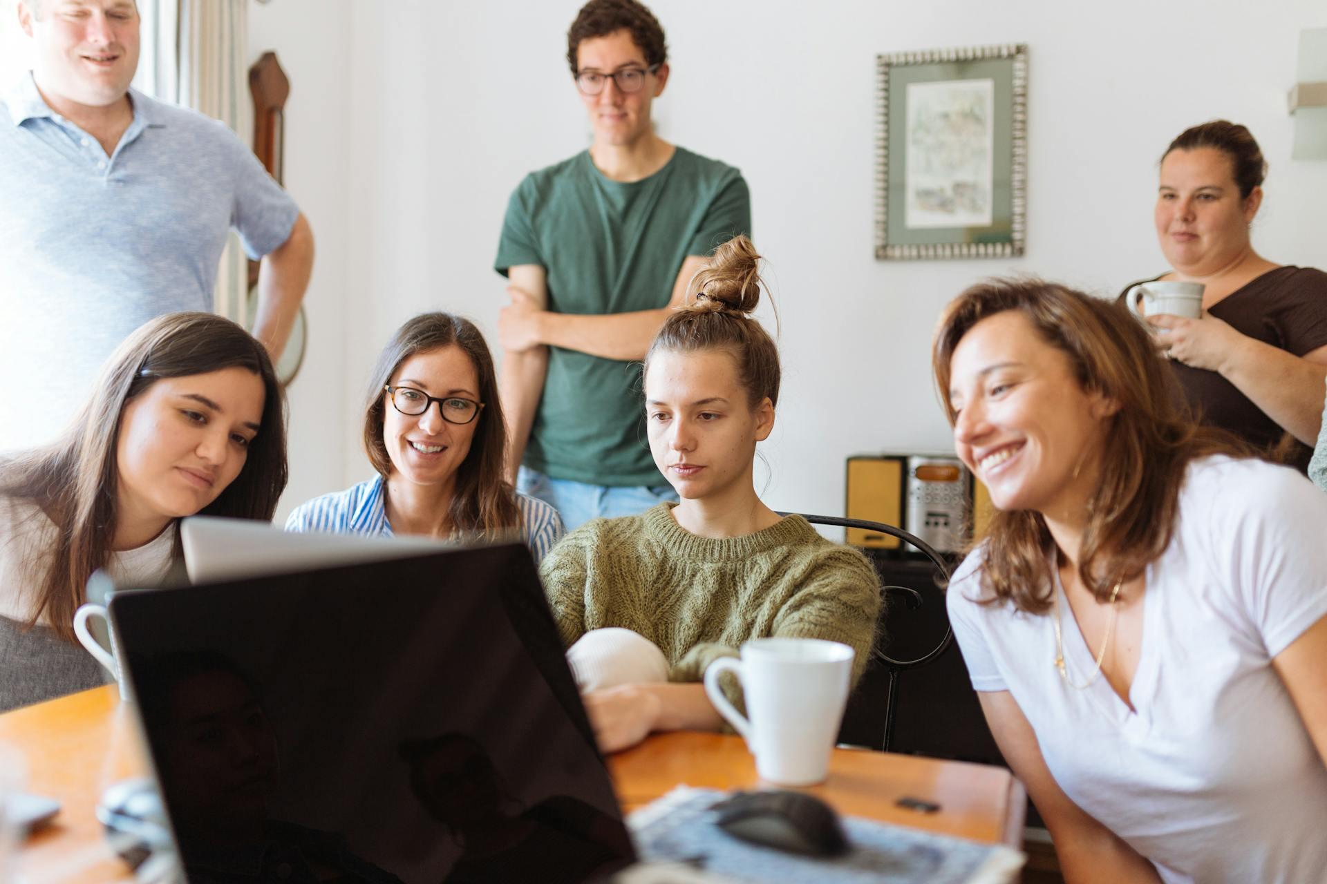Grupo de jóvenes trabajando.