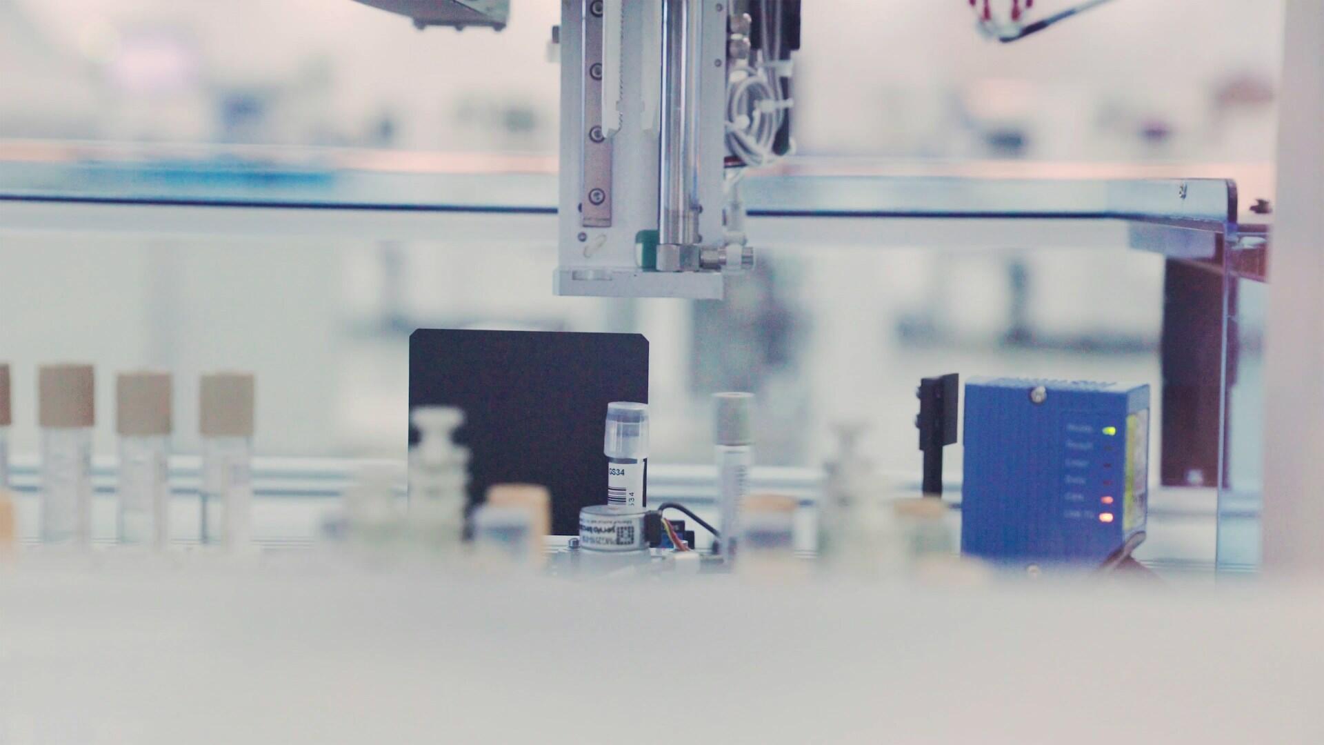 Laboratorio con máquinas y francos.