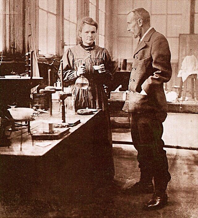 Fotografía antigua de Marie y Pierre Curie en el laboratorio.