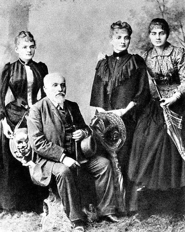 Antigua fotografía en blanco y negro de la Familia Sklodowski