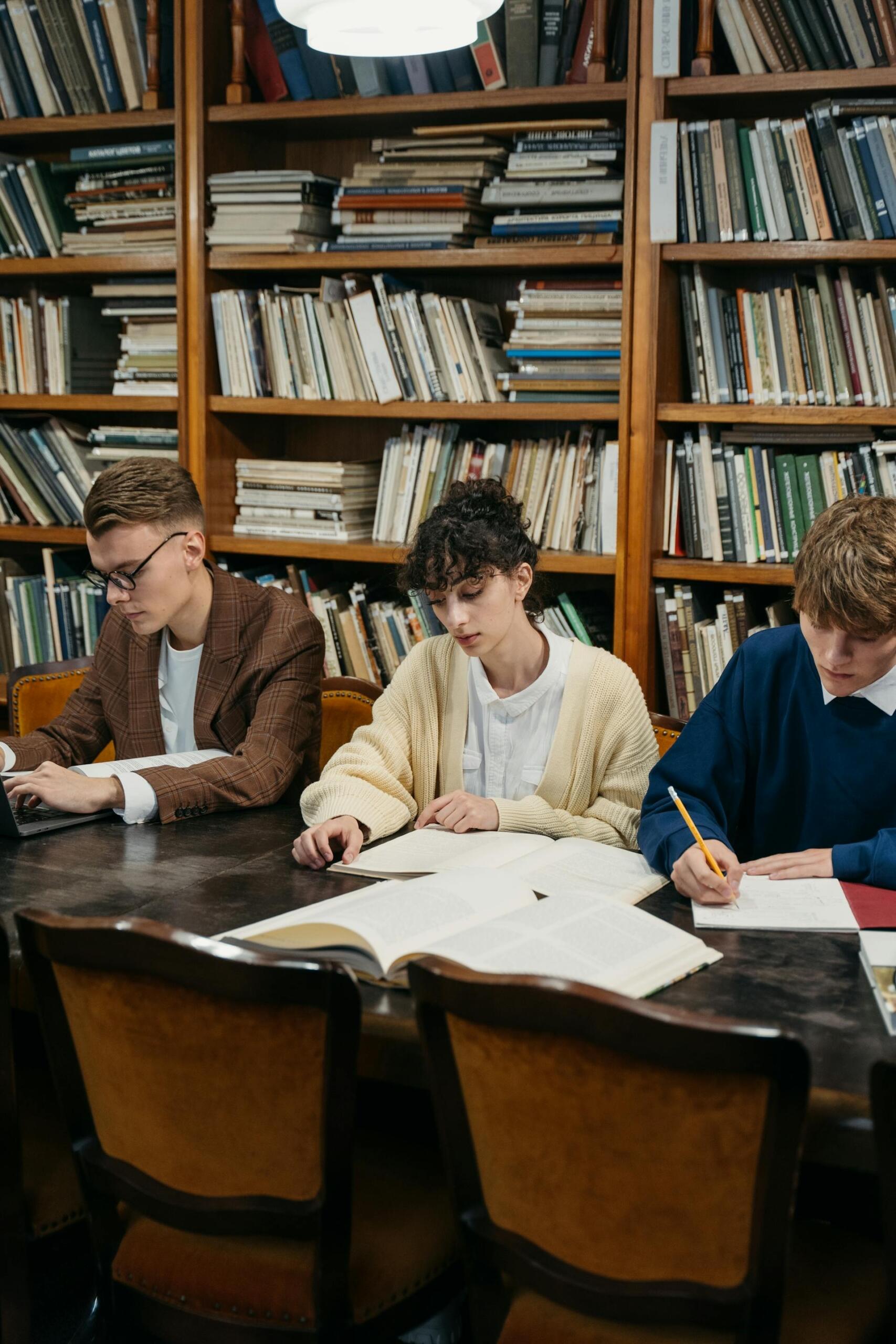 Jóvenes estudiando en la biblioteca.