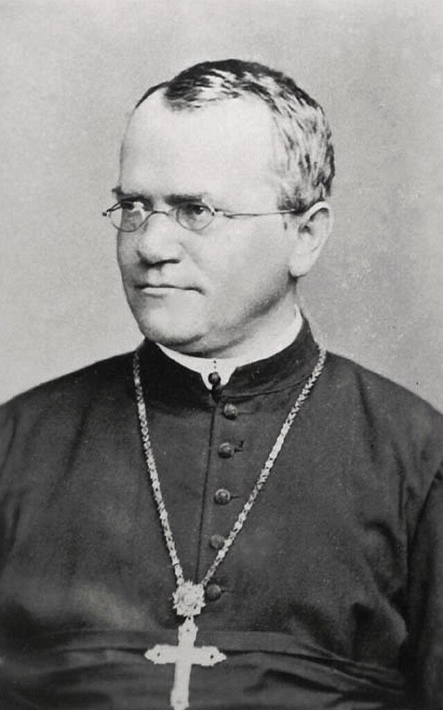 Foto en blanco y negro de Gregor Mendel con una túnica y una cruz al cuello.