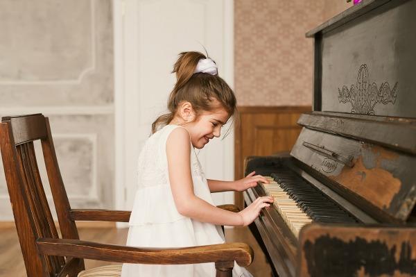 Enseñar a los niños a tocar el piano.