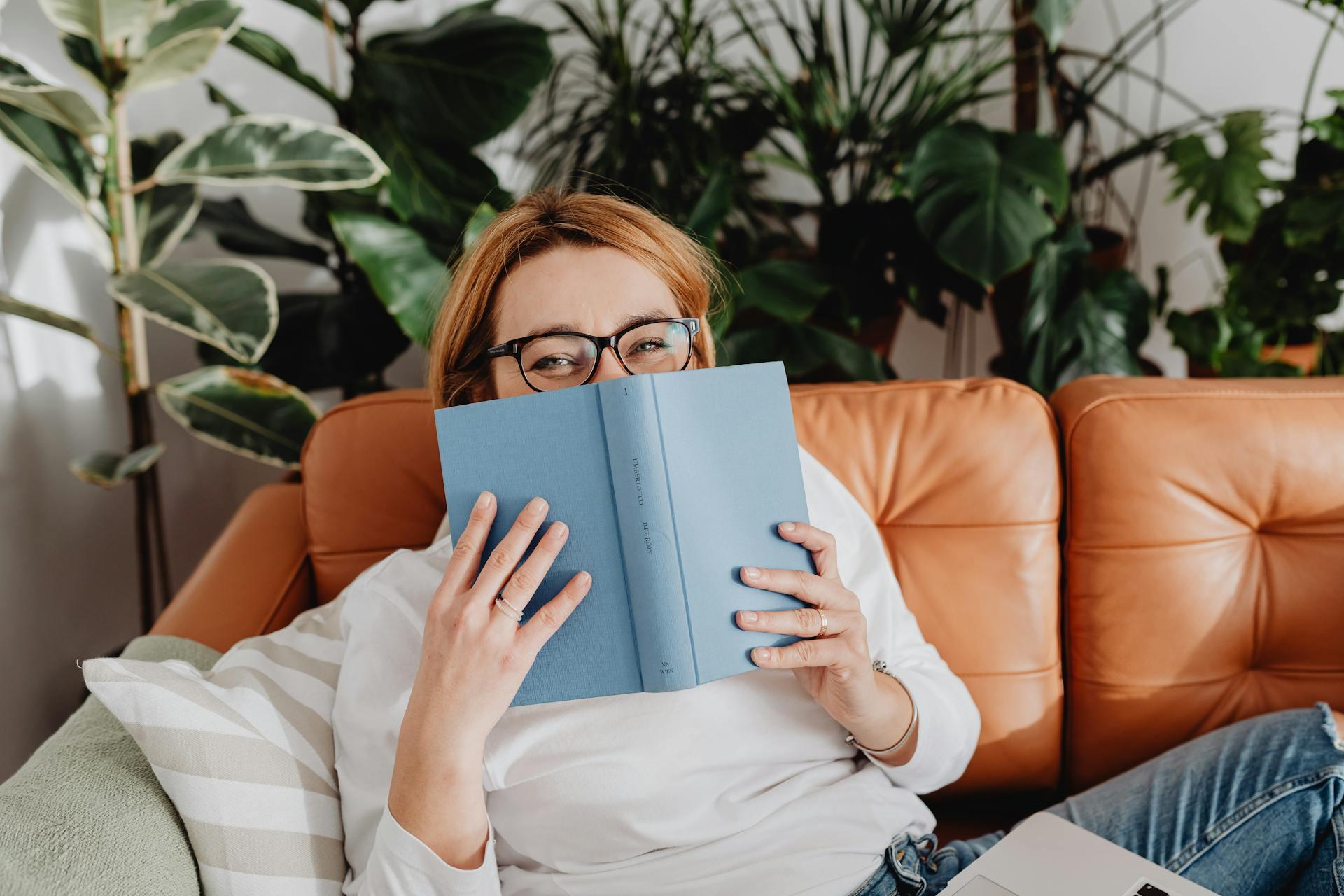 mujer con un libro
