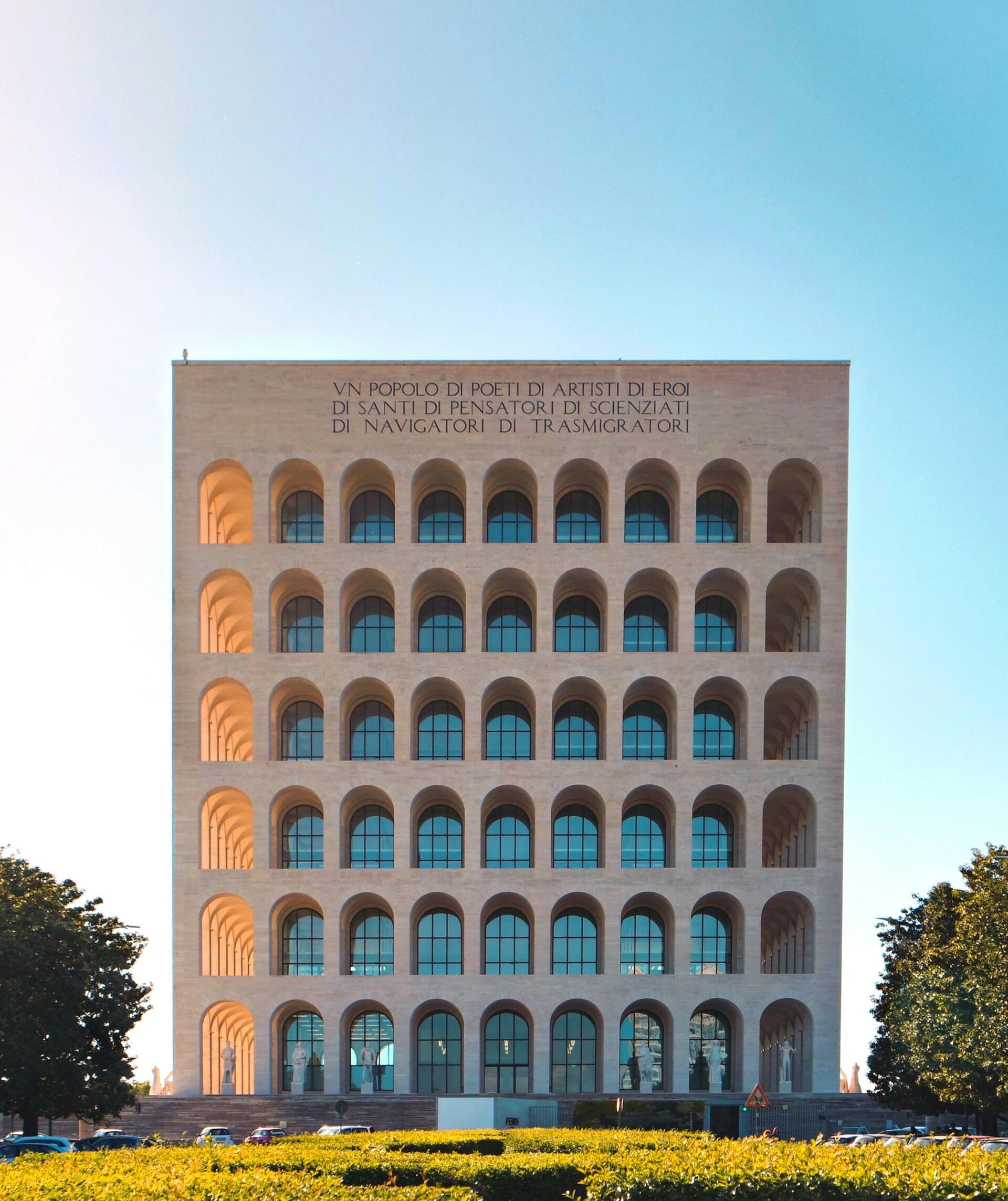 Edificio con arcos y escrituras en la parte superior.