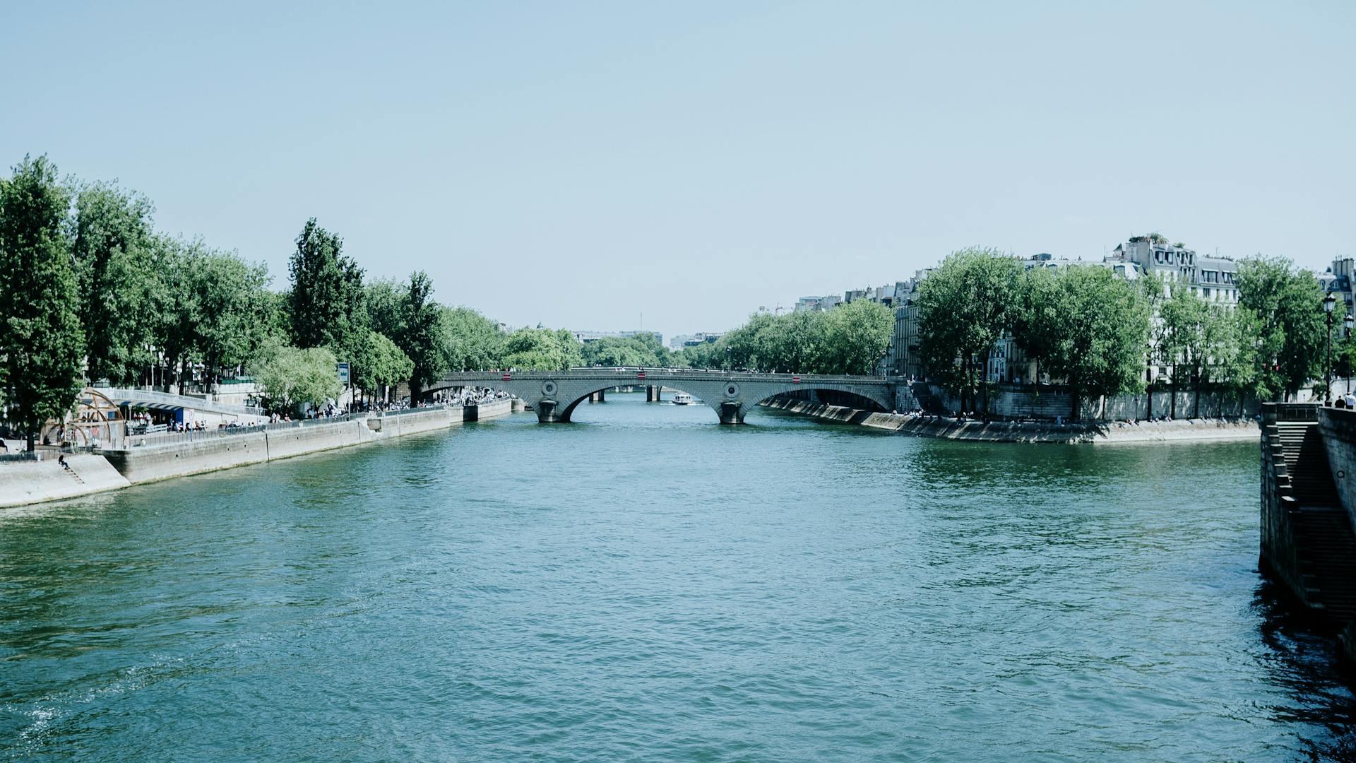 Puente sobre el río de agua celeste.