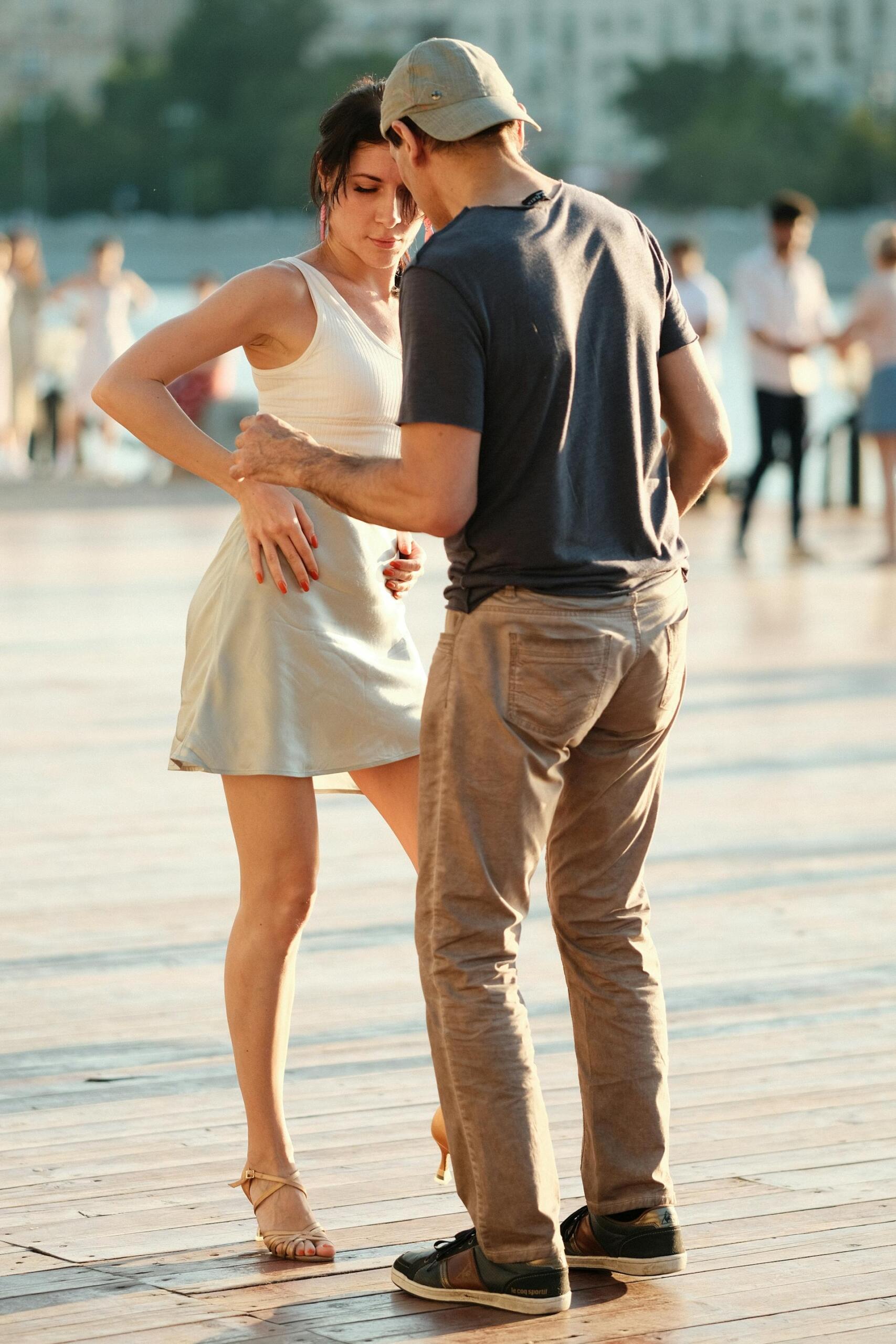 Pareja bailando al aire libre.