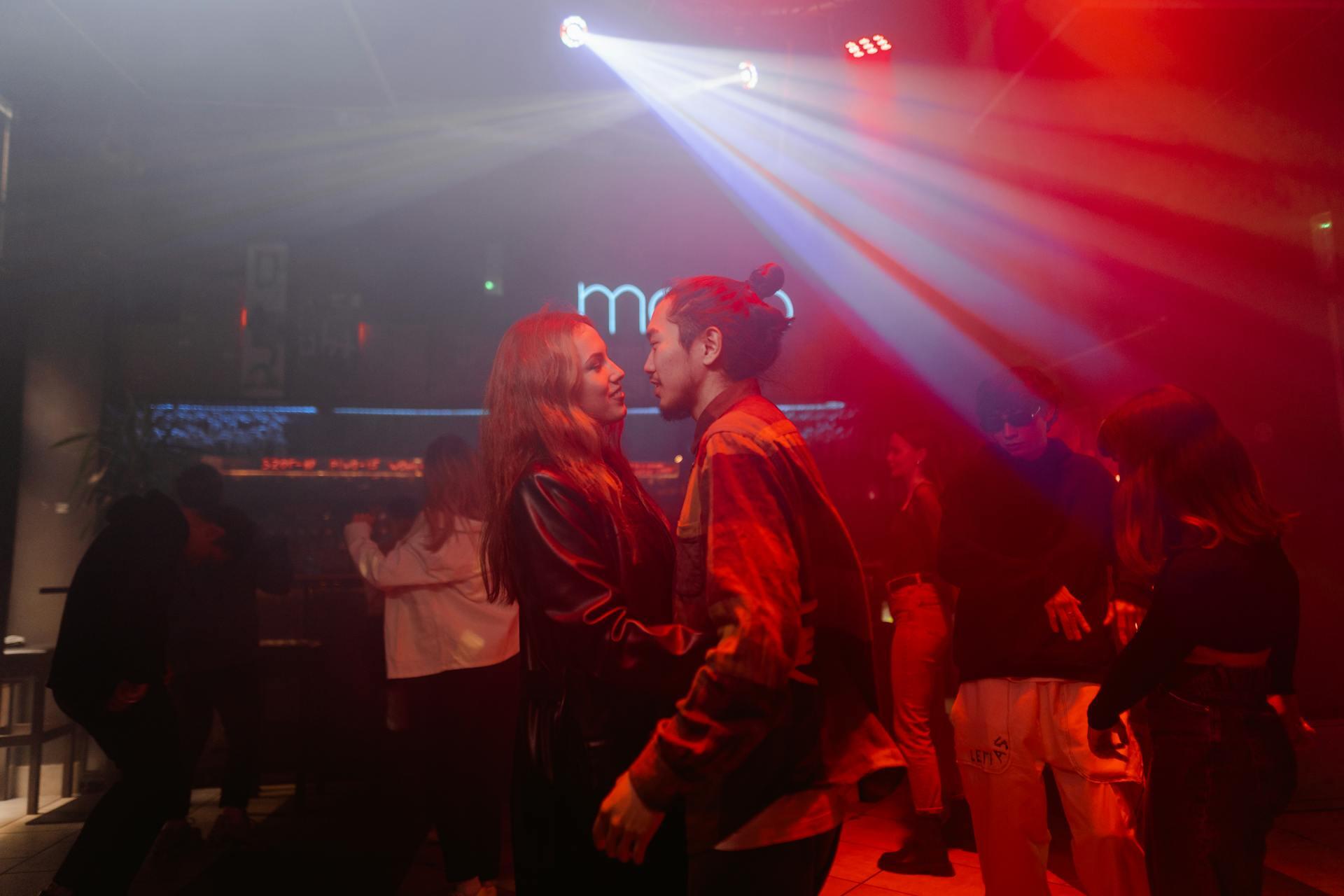 Personas bailando en una discoteca