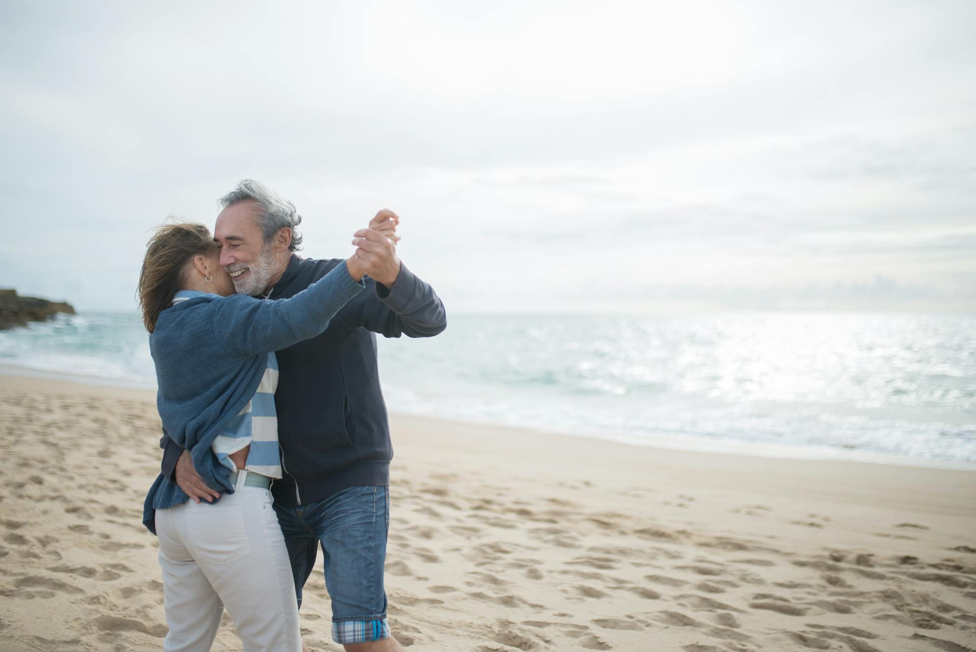 Pareja bailando en la playa.