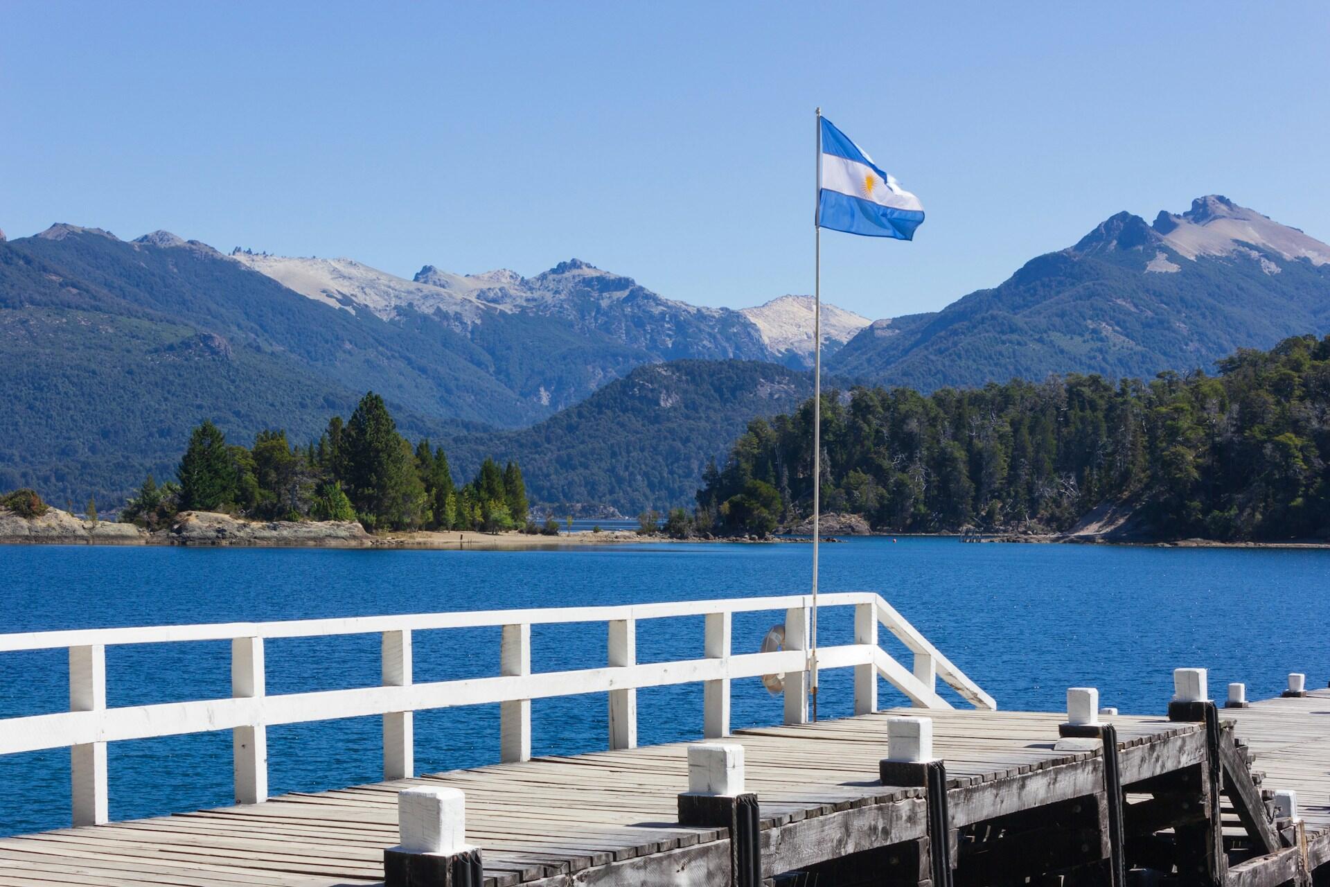 Bandera blanca y celeste en el muelle del lago.