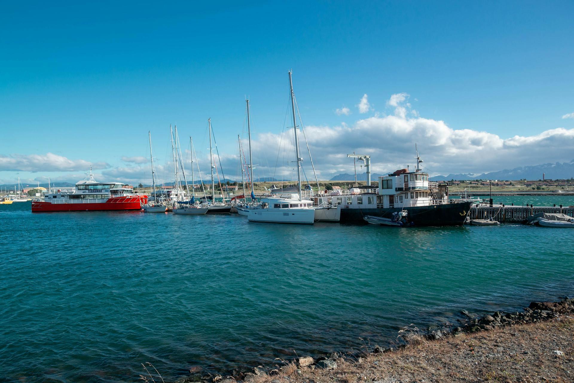 Barcos en el agua del mar cerca de la orilla.