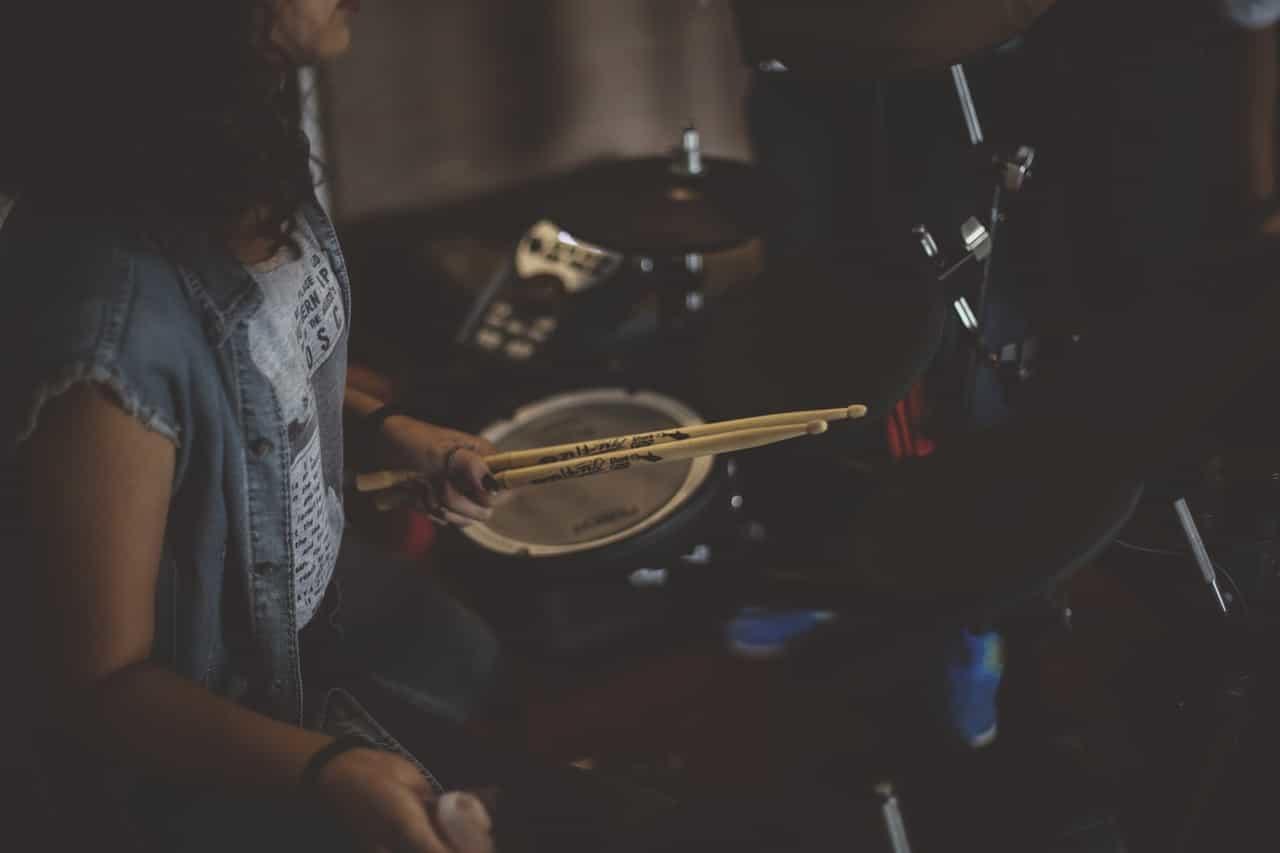 Júntate con otros músicos para aprender.