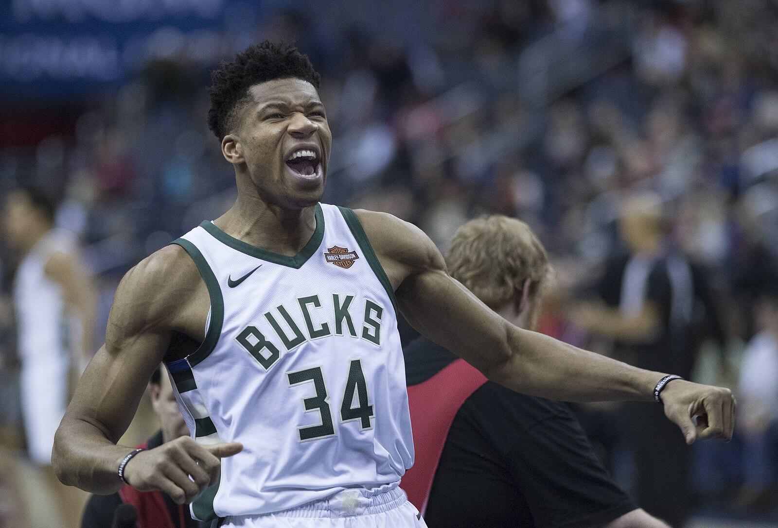Jugador de baloncesto con la camiseta blanca número 34 de los Bucks en la cancha.
