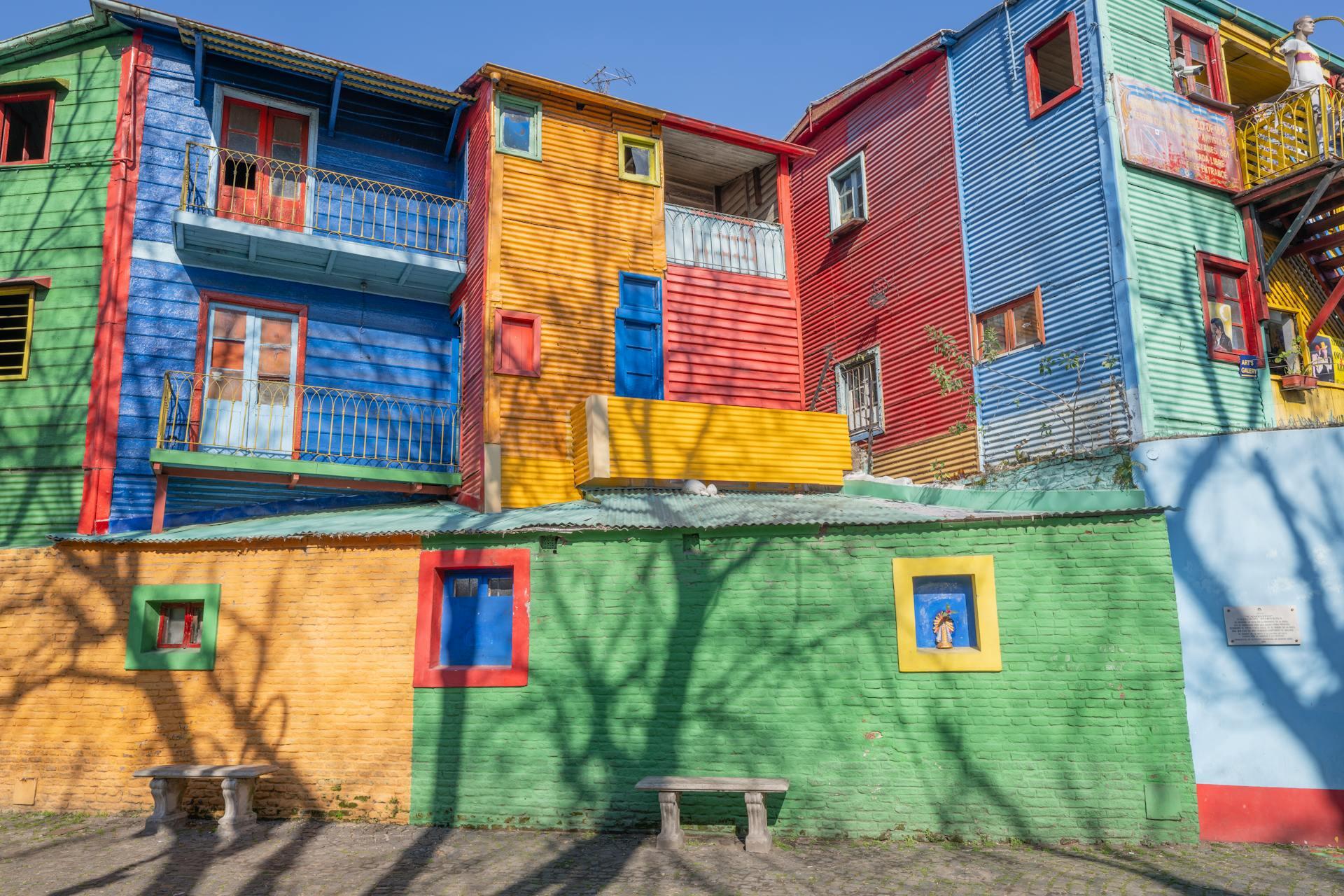 Casas de chapa de colores.
