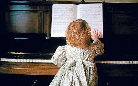 Razones tocar piano niños