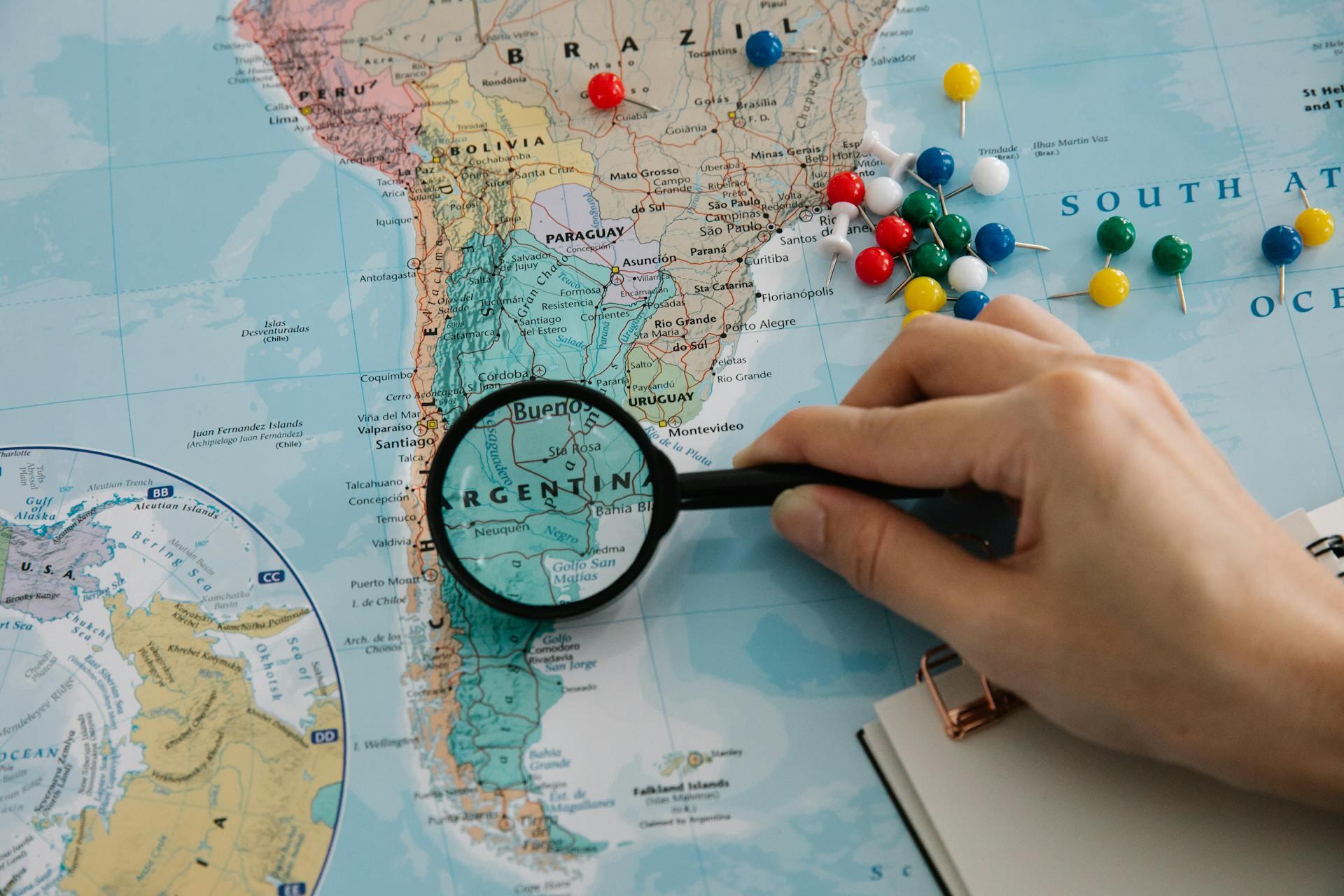 Lupa sobre mapa político.