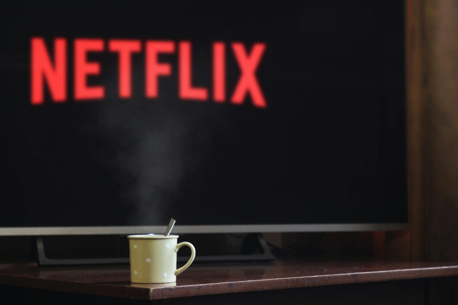 Pantalla de Netflix y taza de café.