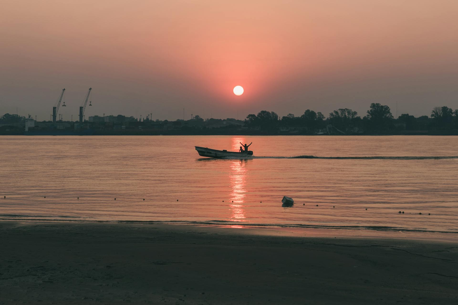 Lancha en el río al atardecer. 