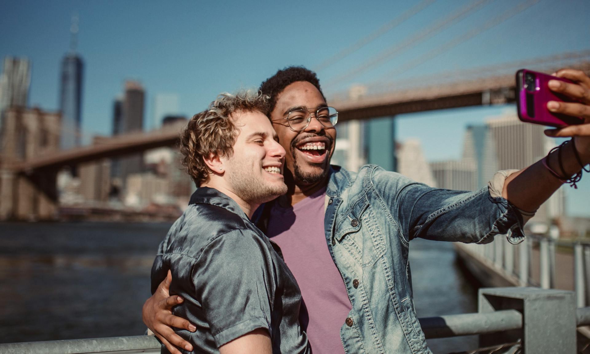 Dos hombres tomándose una selfie.